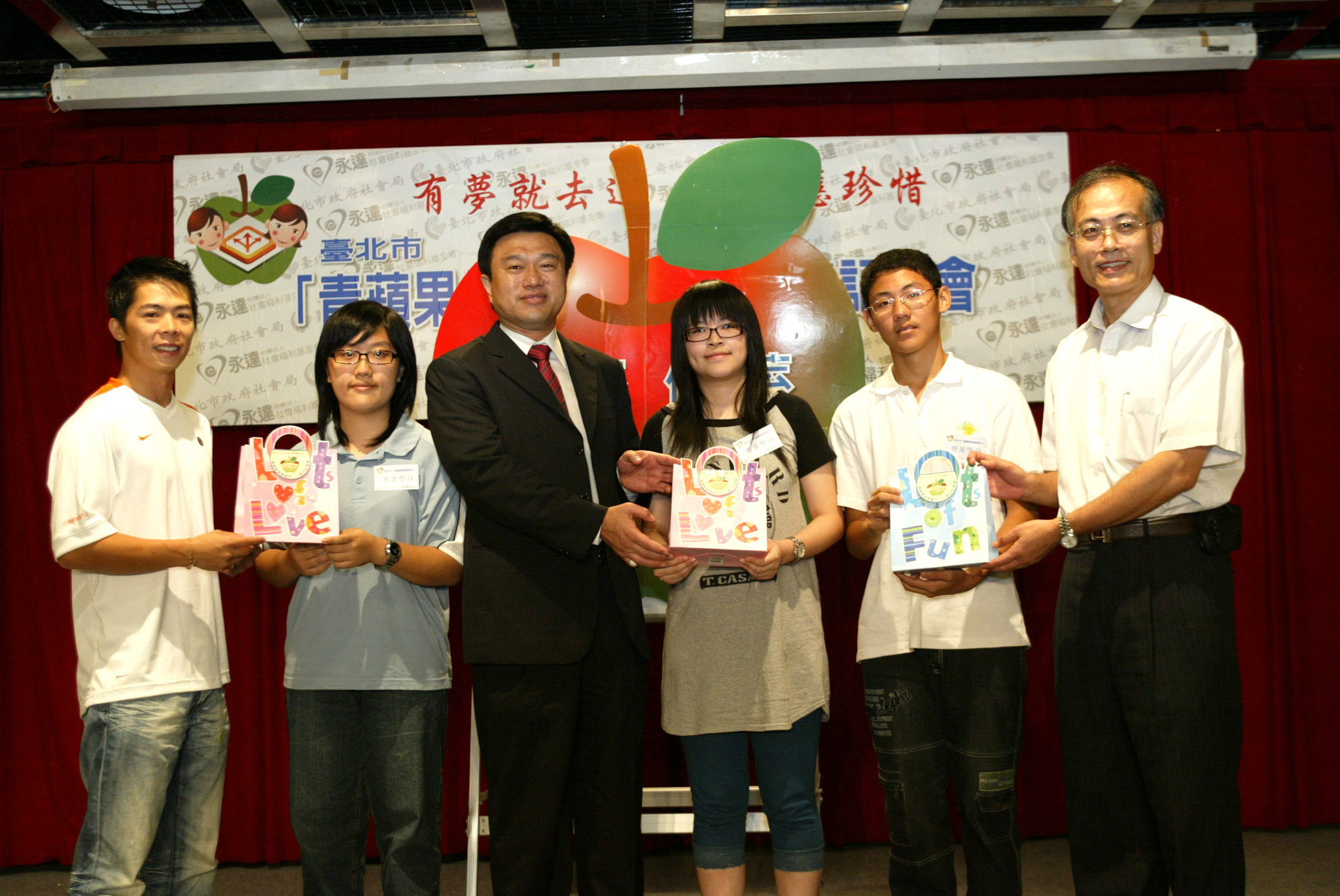 林義傑圖左一、吳文永董事長圖左三及黃清高副局長圖右一贈送人生12樣禮的「福袋」等象徵禮品，鼓勵參加同學再接再勵、更上一層樓。