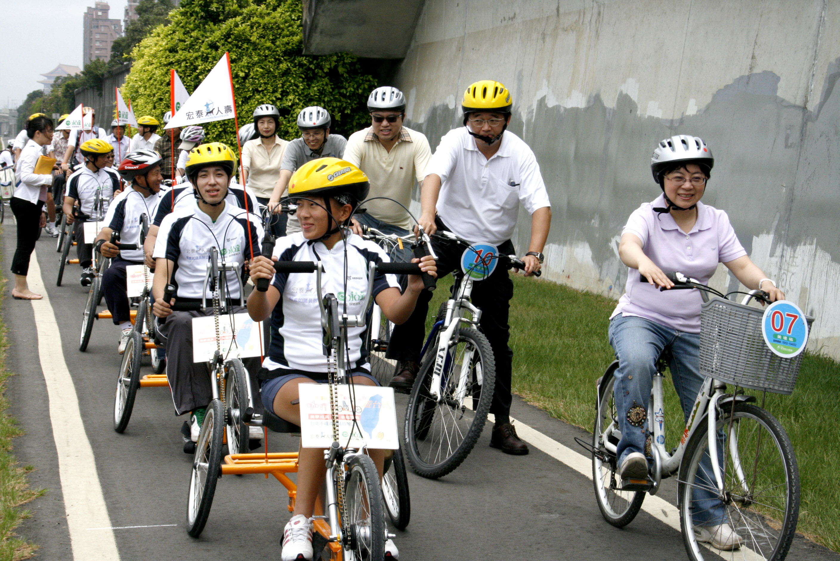由賴素如市議員帶領車隊進行試乘活動。