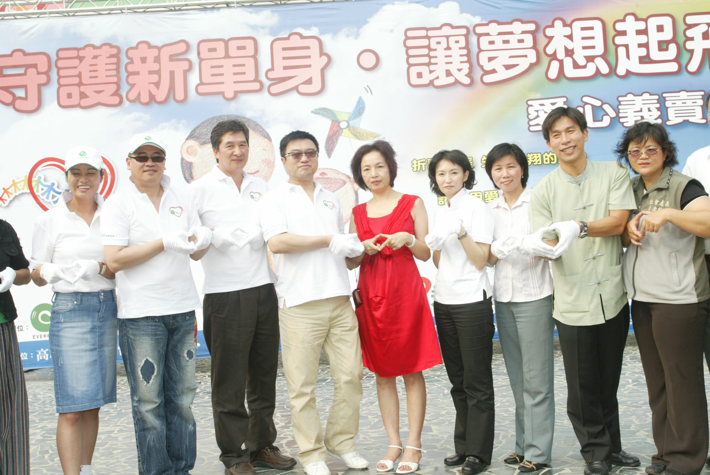 永達副總李麗英(左一)、葉明達(左二)永達南區李麗英副總代表捐贈義賣所得25萬元陳慶鴻(左三)、董事長吳文永夫婦(左四、予高雄天晴女性願景協會並接受感謝狀左五)及基金會汪用和執行長、高雄市社會局黃招換副局長(右三)、屏東縣鍾佳濱副縣長(右二)及屏東縣社會處李涂怡娟處長共同號召民眾響應愛心義賣活動。
