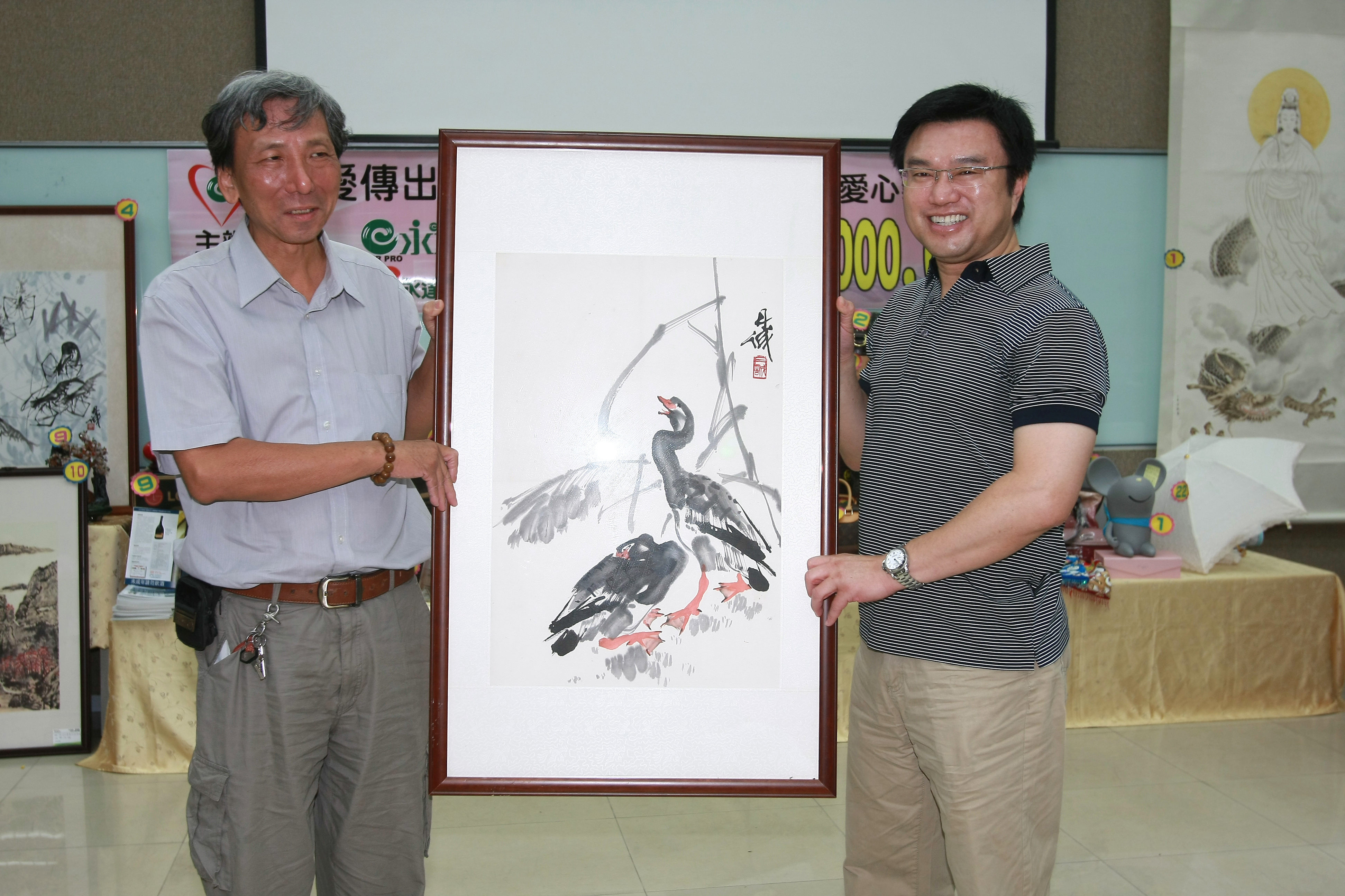 永達吳文永董事長(圖右)以100萬元標下陳丹誠水墨畫並捐出。