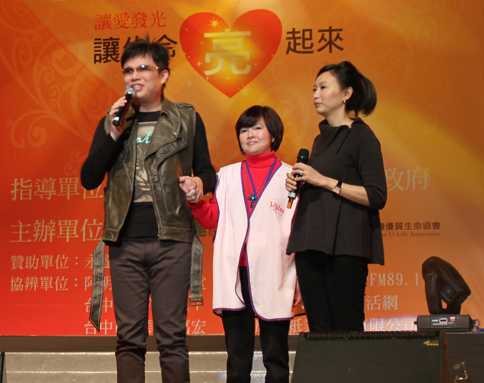 視障歌手鍾興叡（右三）在台灣優質生命協會秘書長紀寶如（右二）、永達基金會執行長汪用和（右一）的陪同下一同為「愛」發聲。