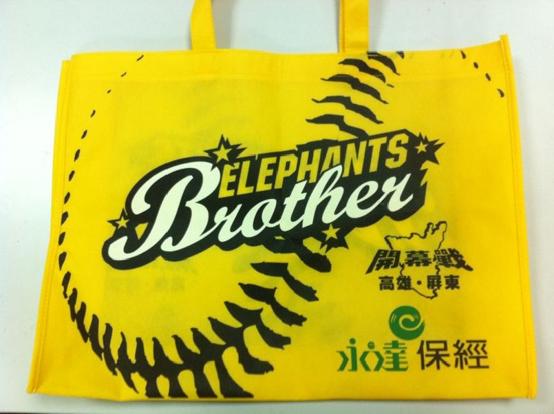 永達保經獨家贊助的開幕戰紀念購物袋現場被球迷索取一空。