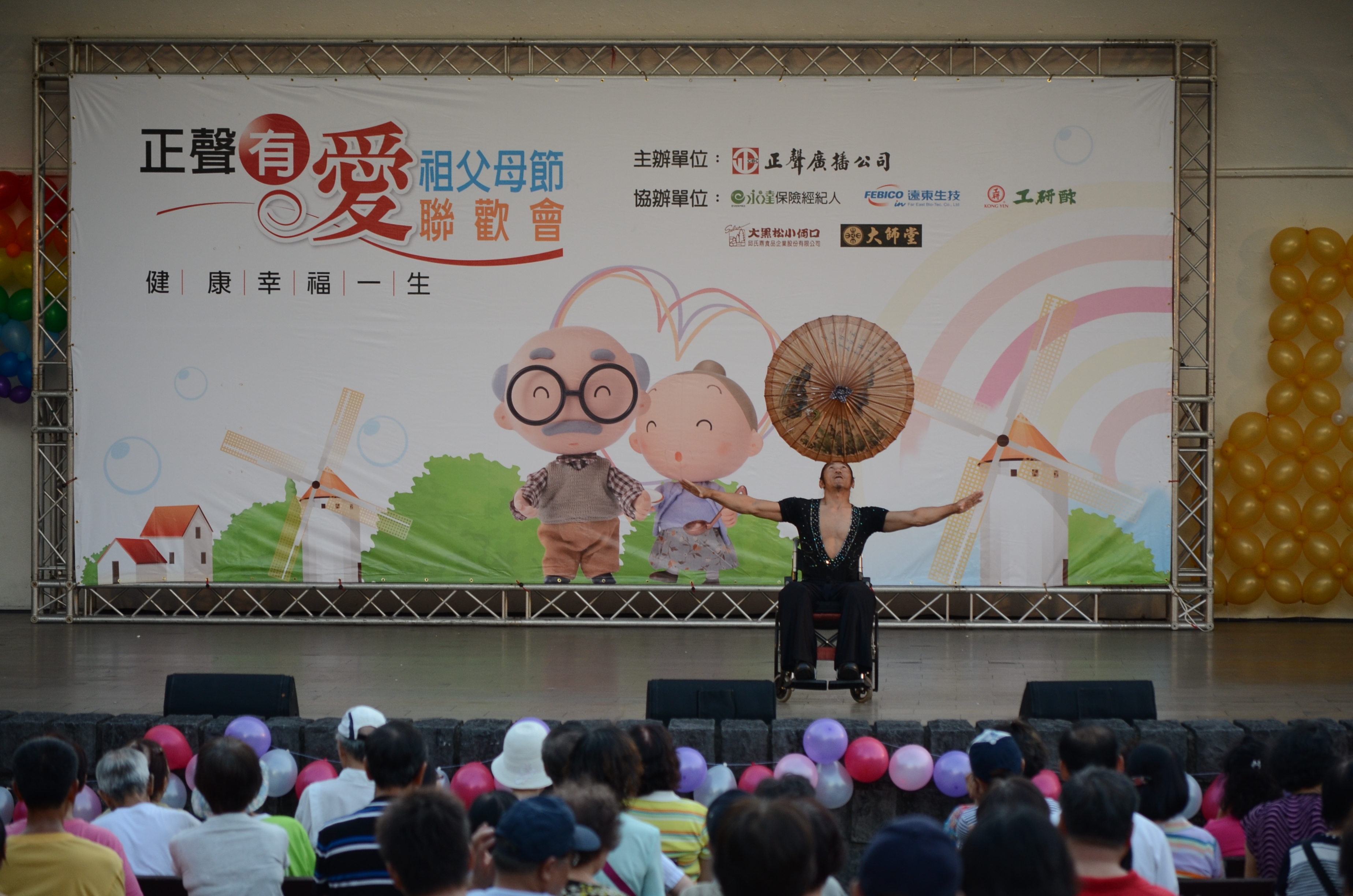 素有輪椅俠客之稱的唐文傑帶來精采刺激的特技表演。