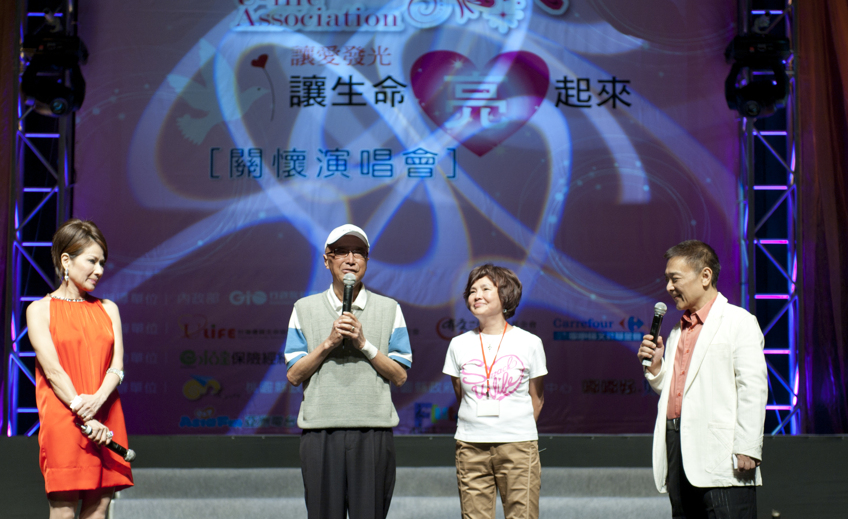 台灣優質生命協會前任理事長徐風(圖左二)特地前來為弱勢朋友加油。
