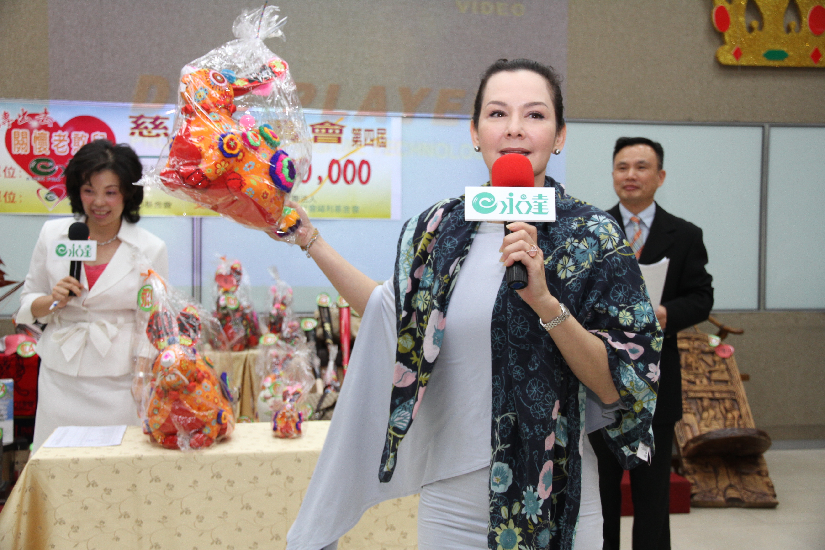 藝人席曼寧為義賣會拍品努力拍出價錢。