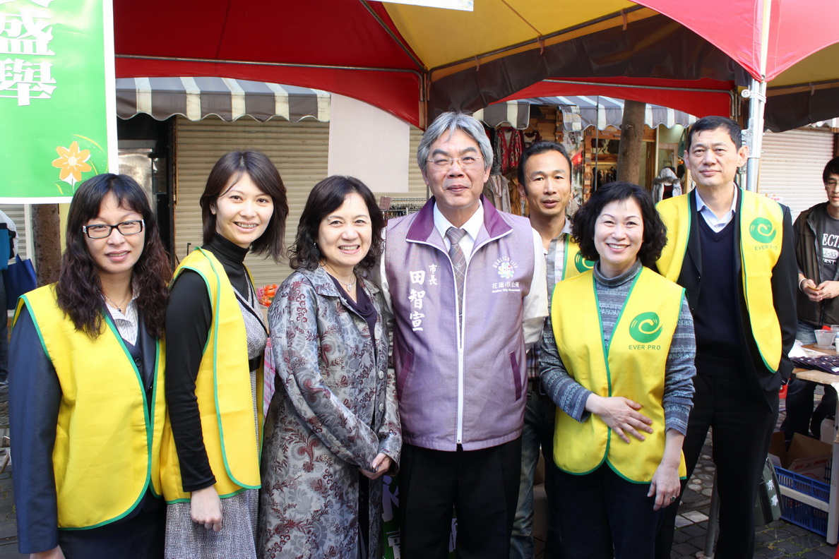 花蓮市市長田智宣（左4）對永達保經蔡瑩惠協理（左3）及同仁設攤義賣表達感謝之意。