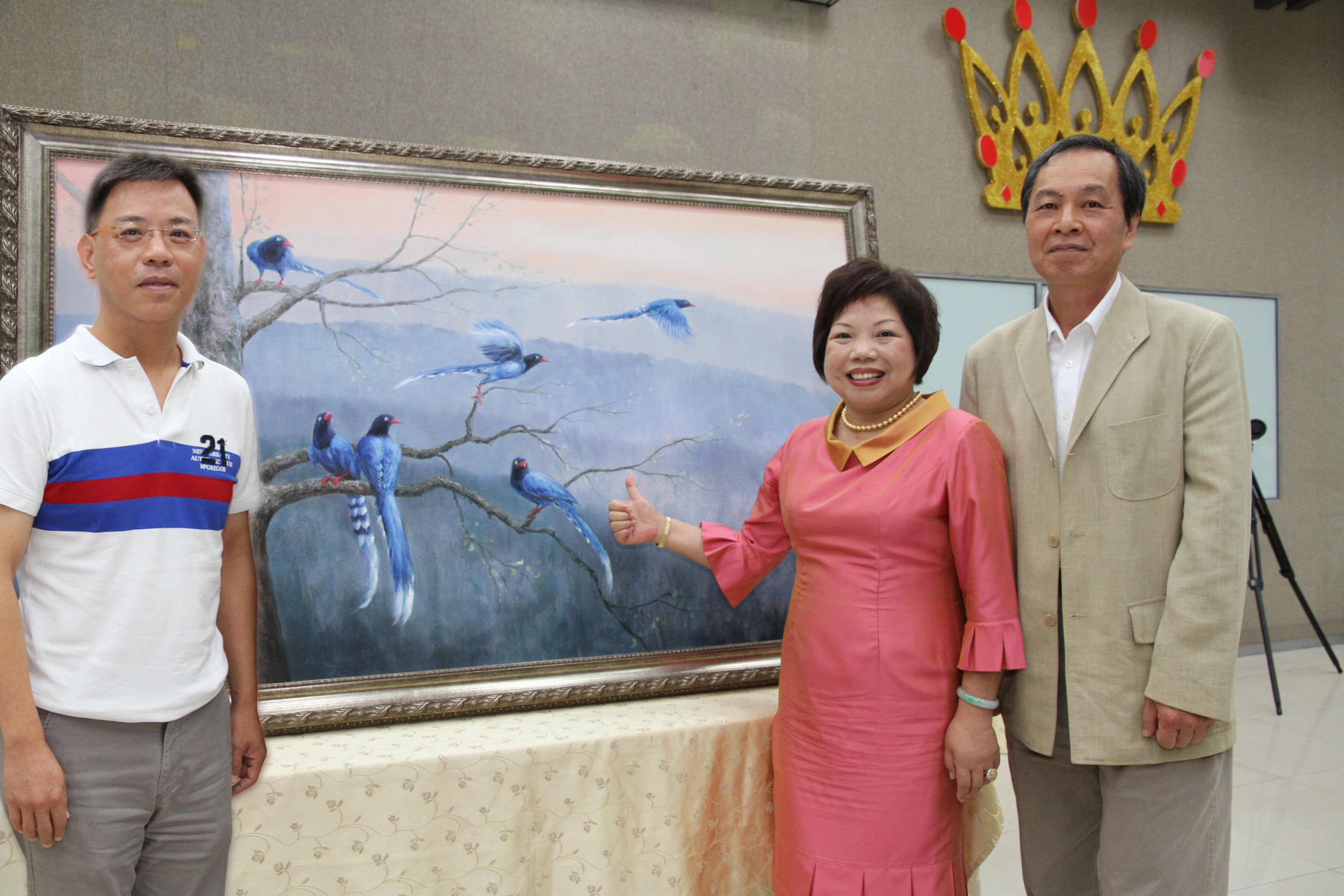 名畫家楊慶忠 (右)的畫作「展翅高飛」由永達田文德副總(左)代表永達吳文永董事長出席,以25萬元標得並捐出畫作,二拍再以25萬元由黃素英副總(右)標得。