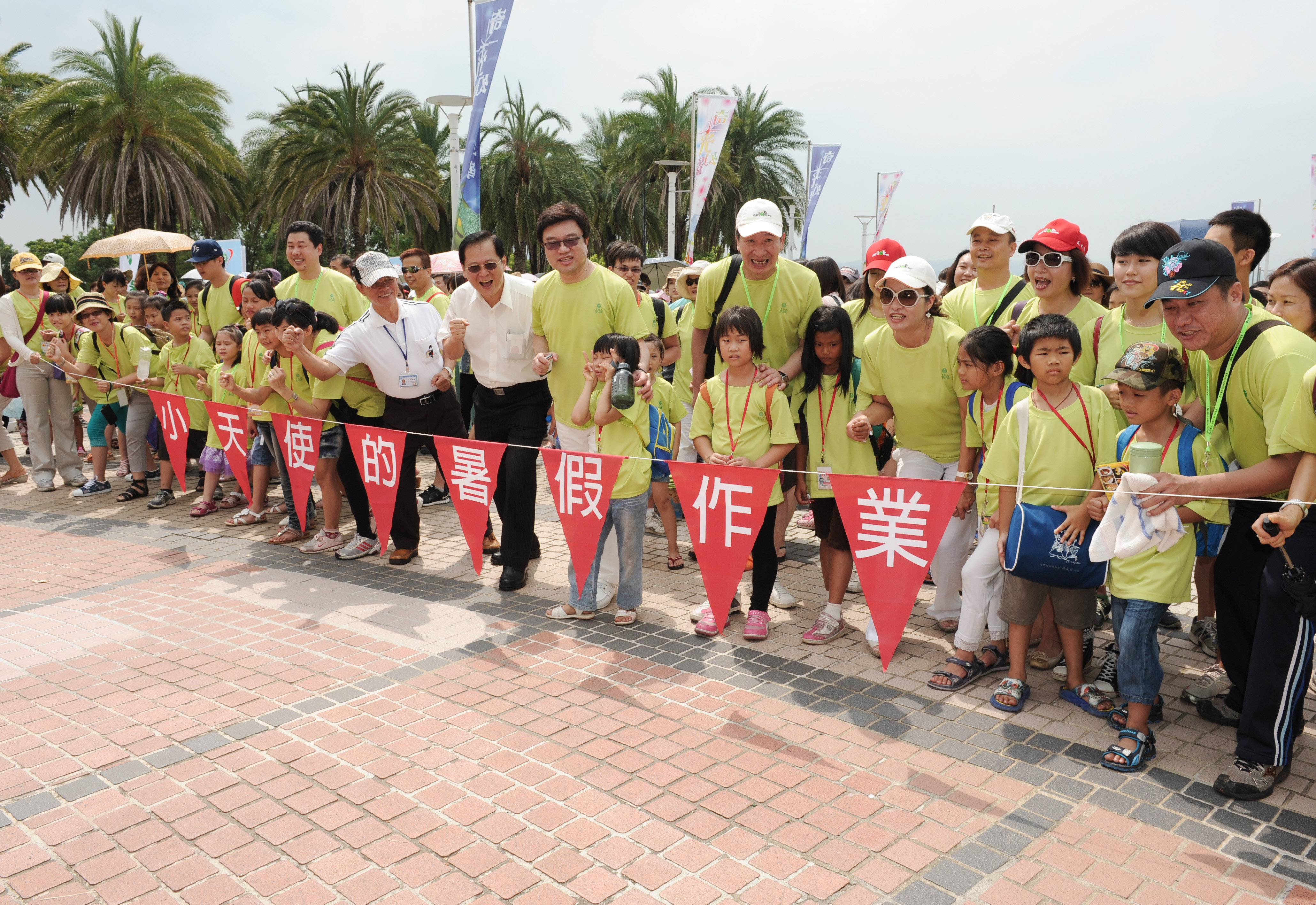 台中市政府、麗寶樂園、及永達保經長官皆親臨活動現場。（照片標記：麗寶樂園總經理陳梅岡,台中市政府社會局主任秘書劉宏忠, 永達保經董事長吳文永，總經理陳慶鴻、羅大海副總經紀人、李麗英副總經紀人）