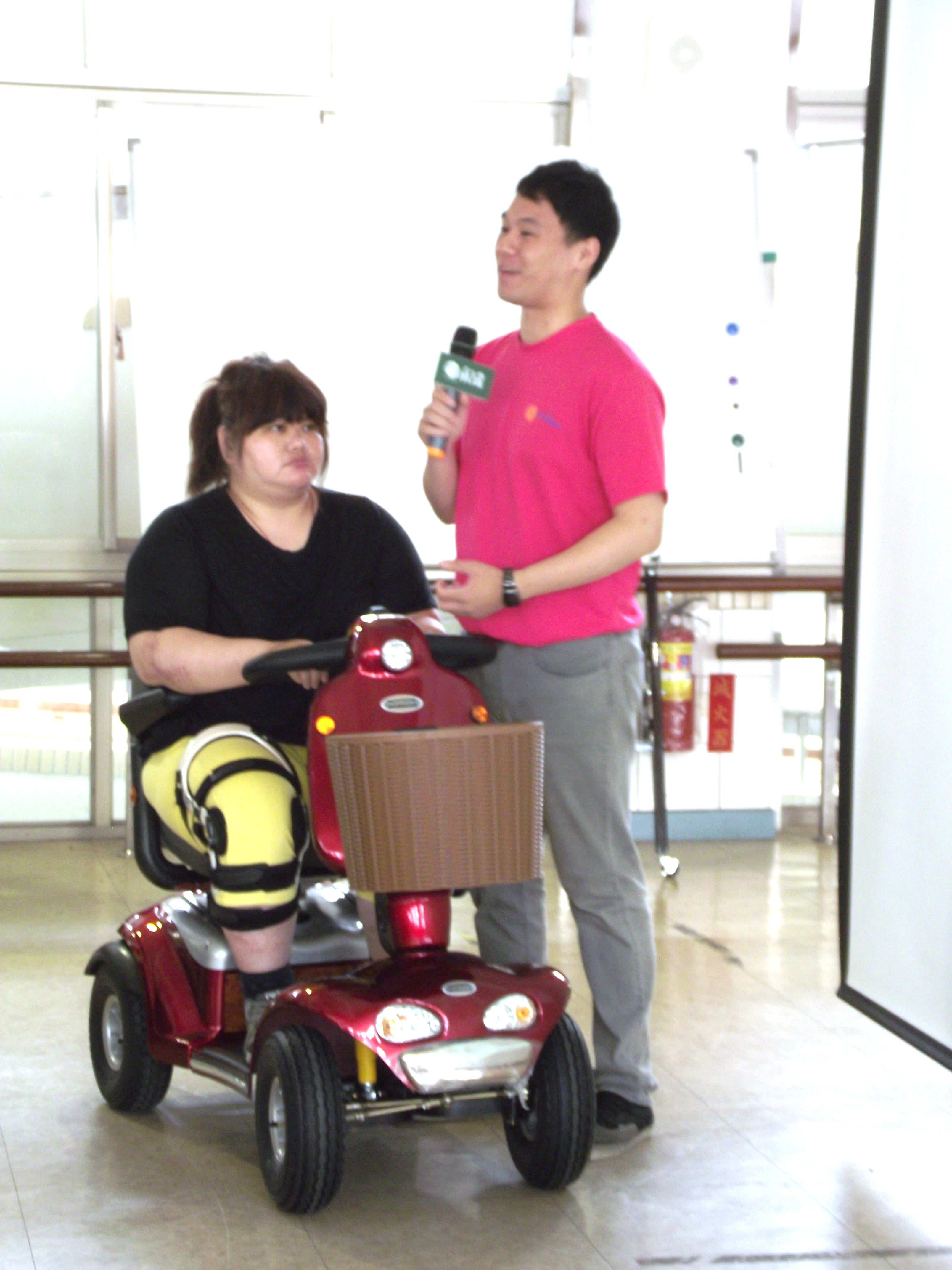 個案廖女士在永達及澎湖縣府補助下,獲得電動代步車代步,讓生活不因肢體上的不便而受限。
