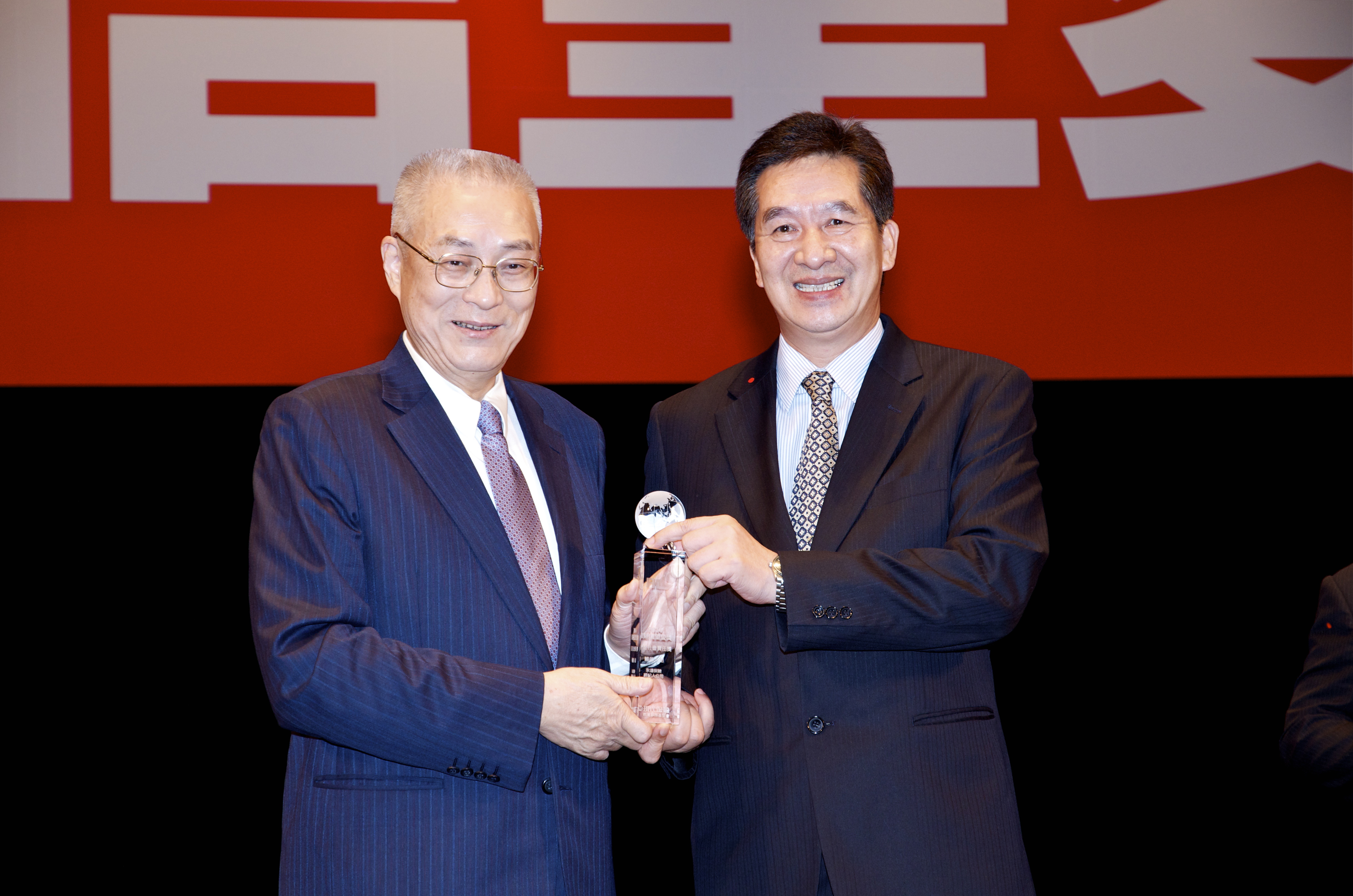 由吳敦義副總統(左)頒贈2014保險信望愛最佳社會責任獎給永達保經陳慶鴻總經理(右)‧。