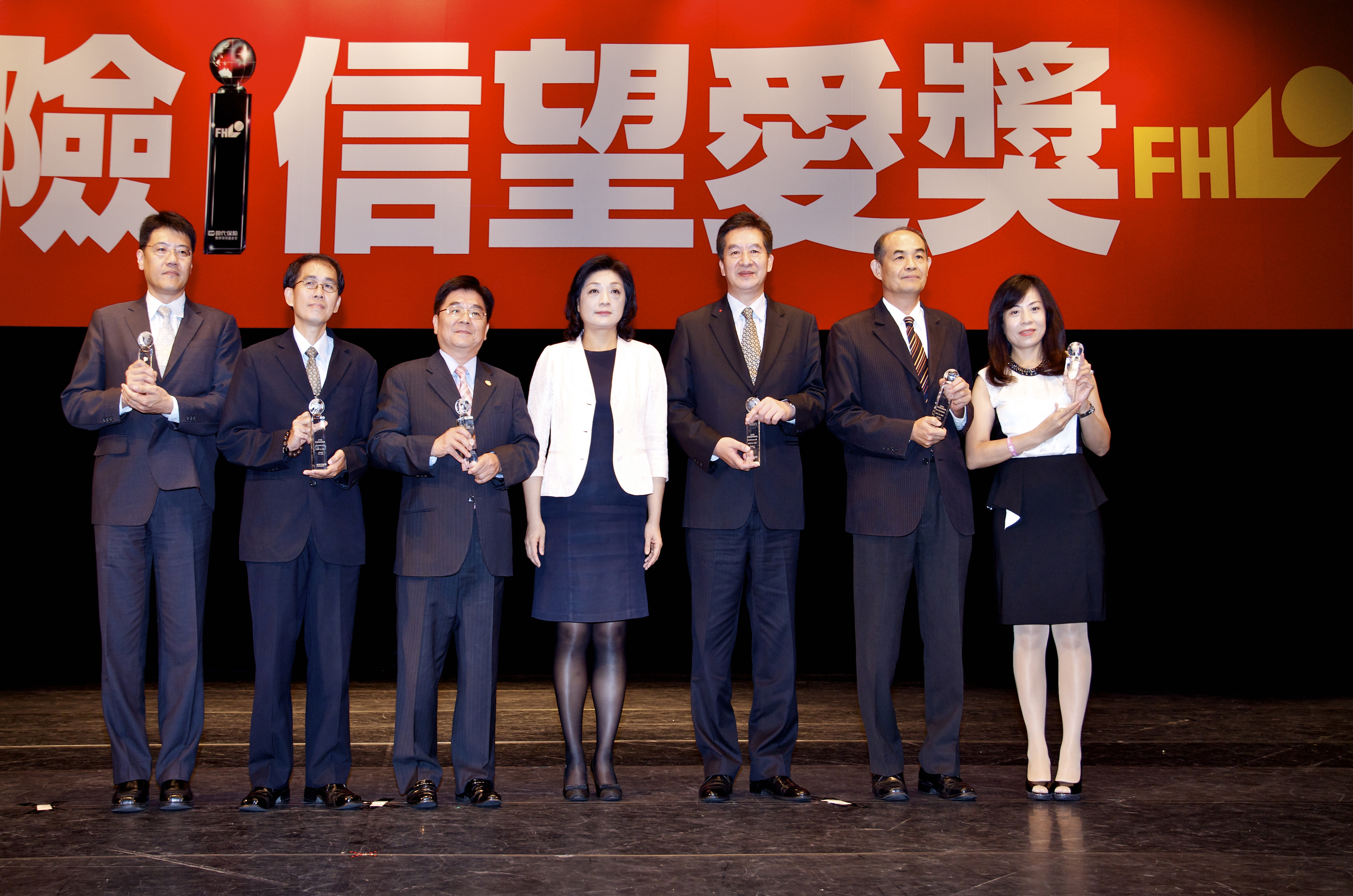 榮獲2014保險信望愛「最佳社會責任獎」與「最佳保險專業獎」優選。