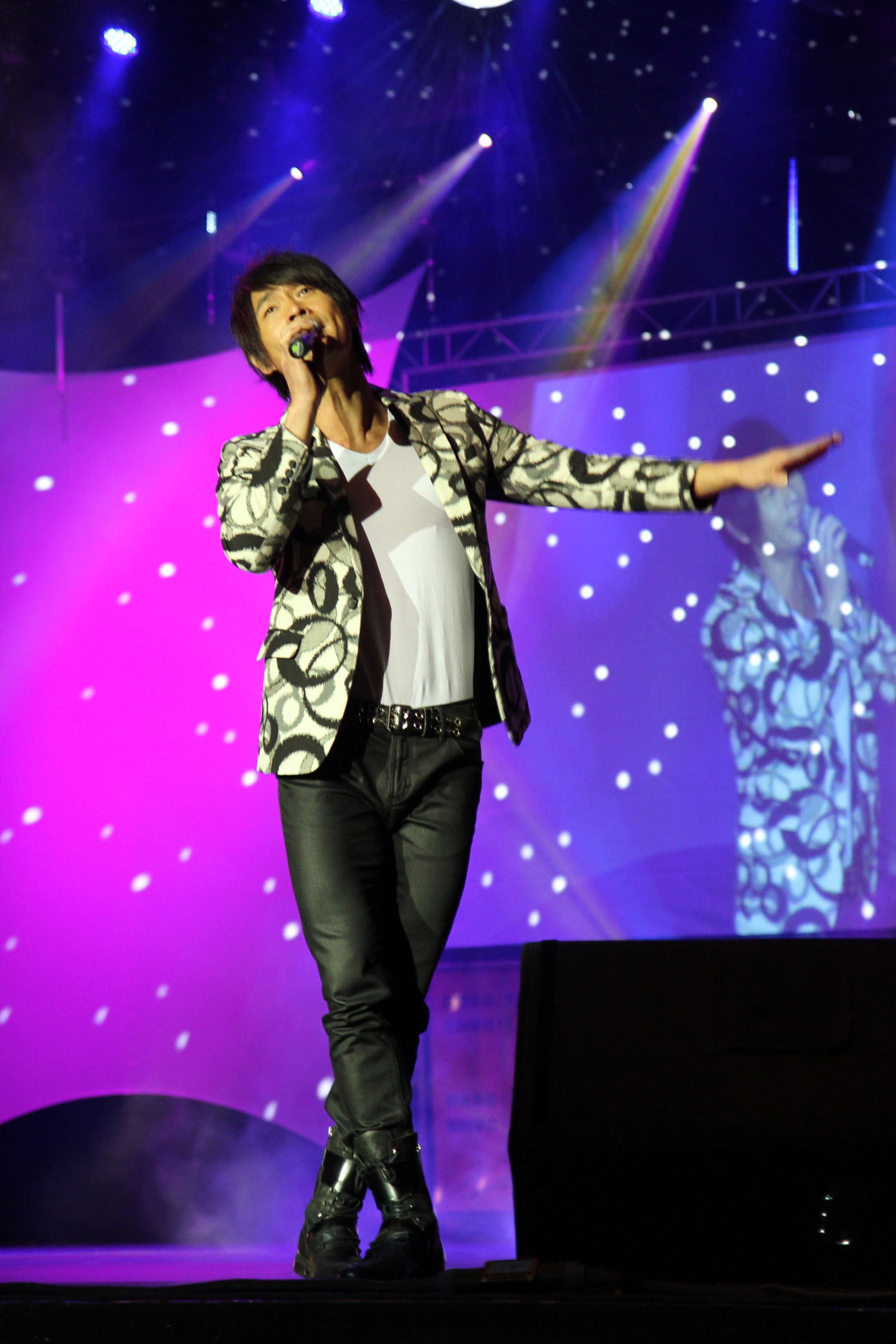 許久未見的黃品源魅力依舊,演唱懷舊經典歌曲「小薇」、「你怎麼捨得我難過」。