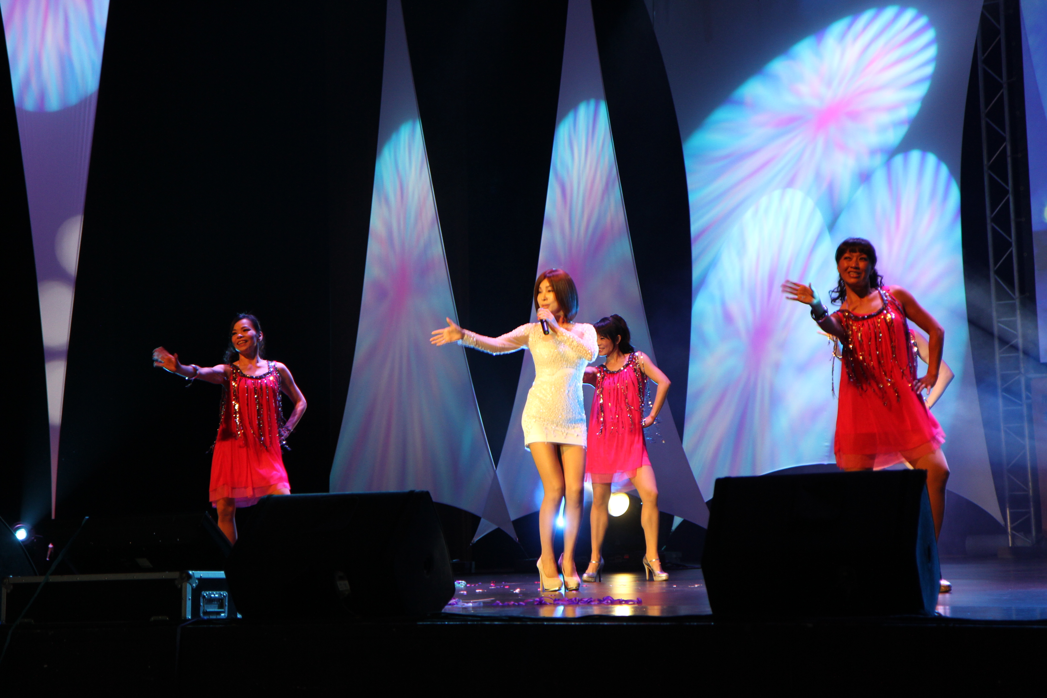 壓軸巨星陳美鳳演唱神曲「小蘋果」,曼妙的身材引爆全場高潮,並為演唱會劃下完美的句點。