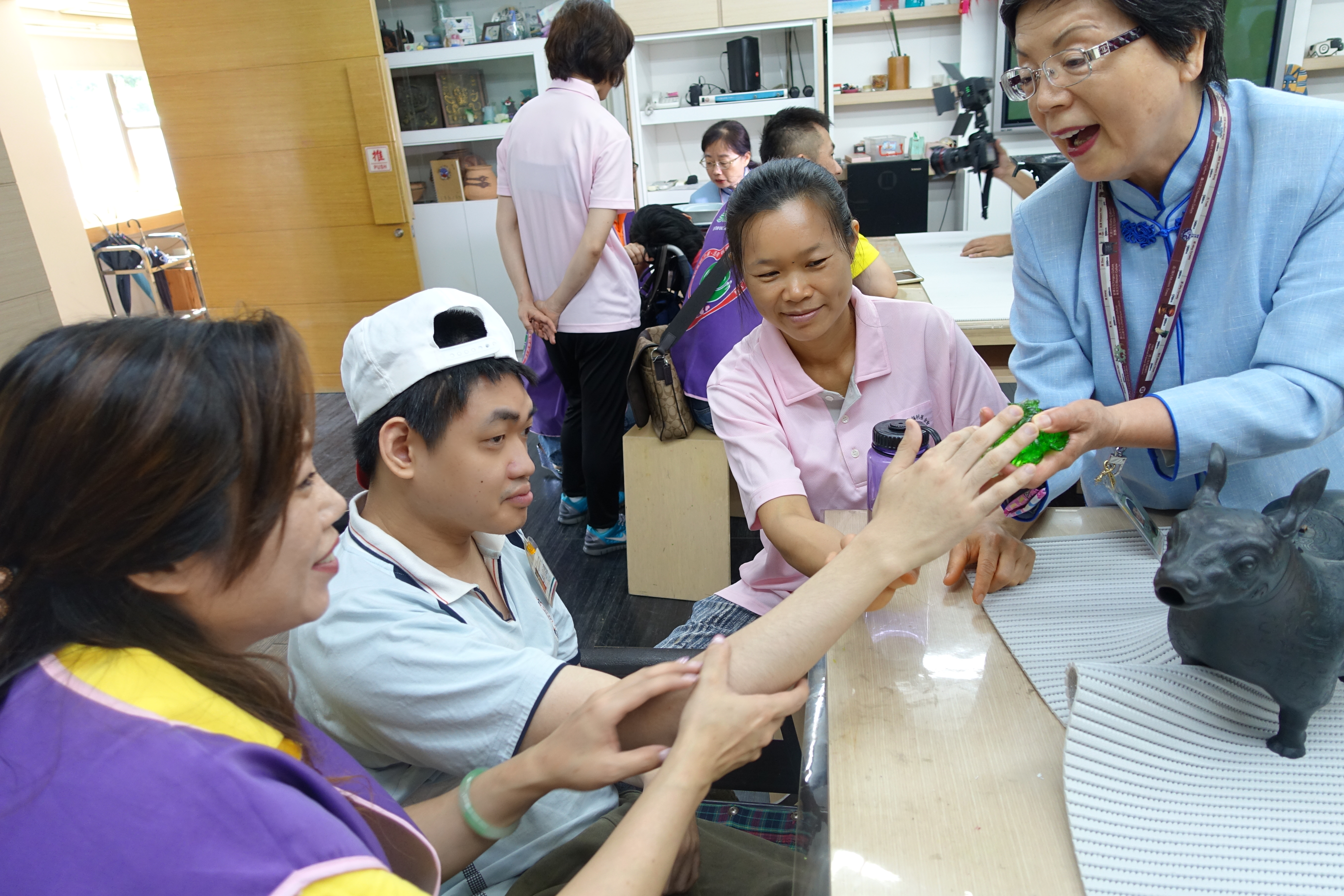 故宮志工為憨兒講解。