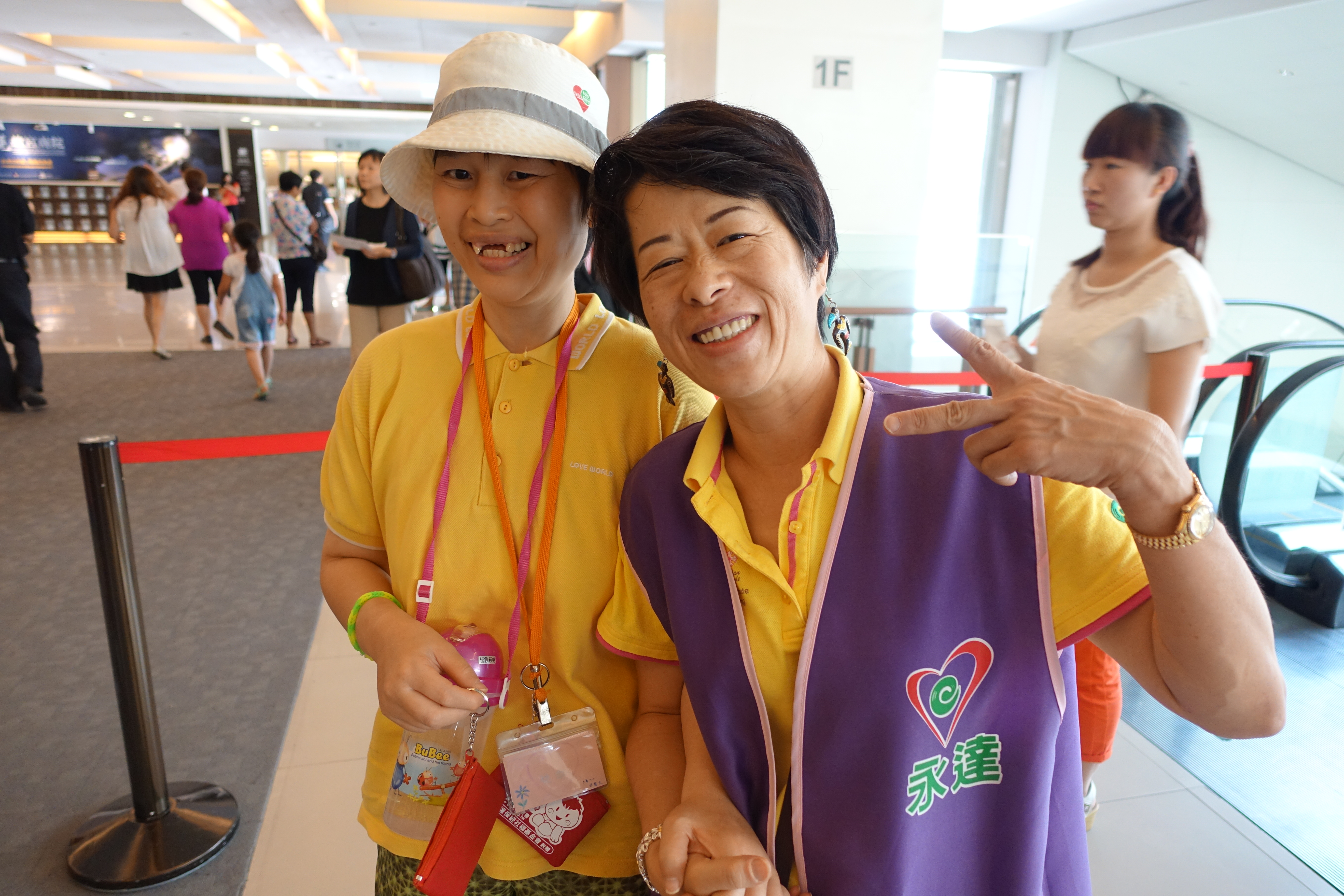 永達陳宥天協理(圖右)與她的憨兒夥伴。