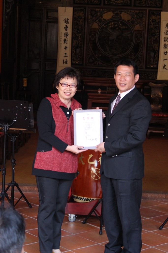 惠明盲校毛樹芬主任秘書(左)代表致贈感謝狀給永達保經余松坤協理(右)。