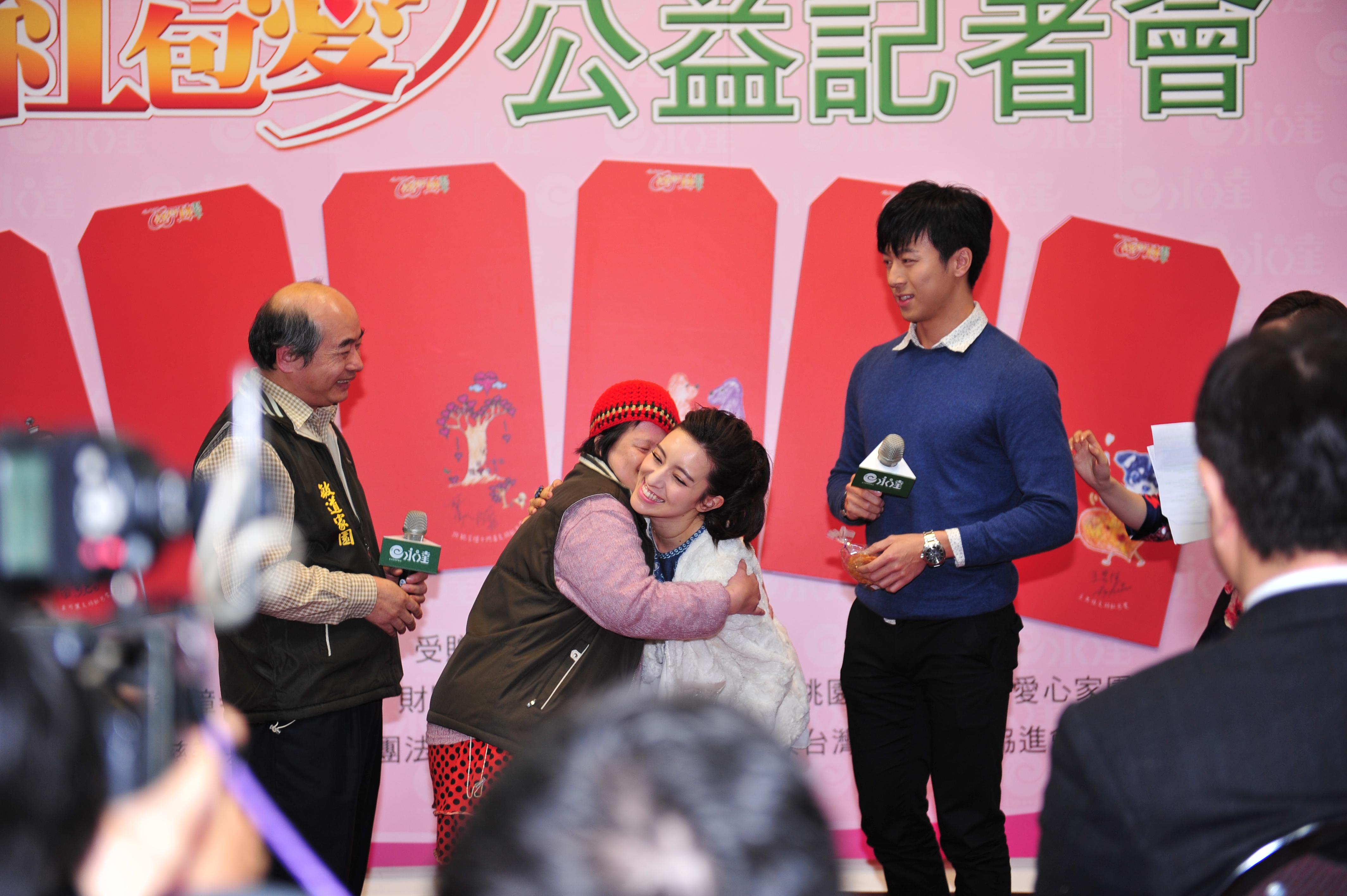 擔任嘉義敏道家園的守護大使,Lara(右二),送上深深的擁抱,為個案朋友加油!