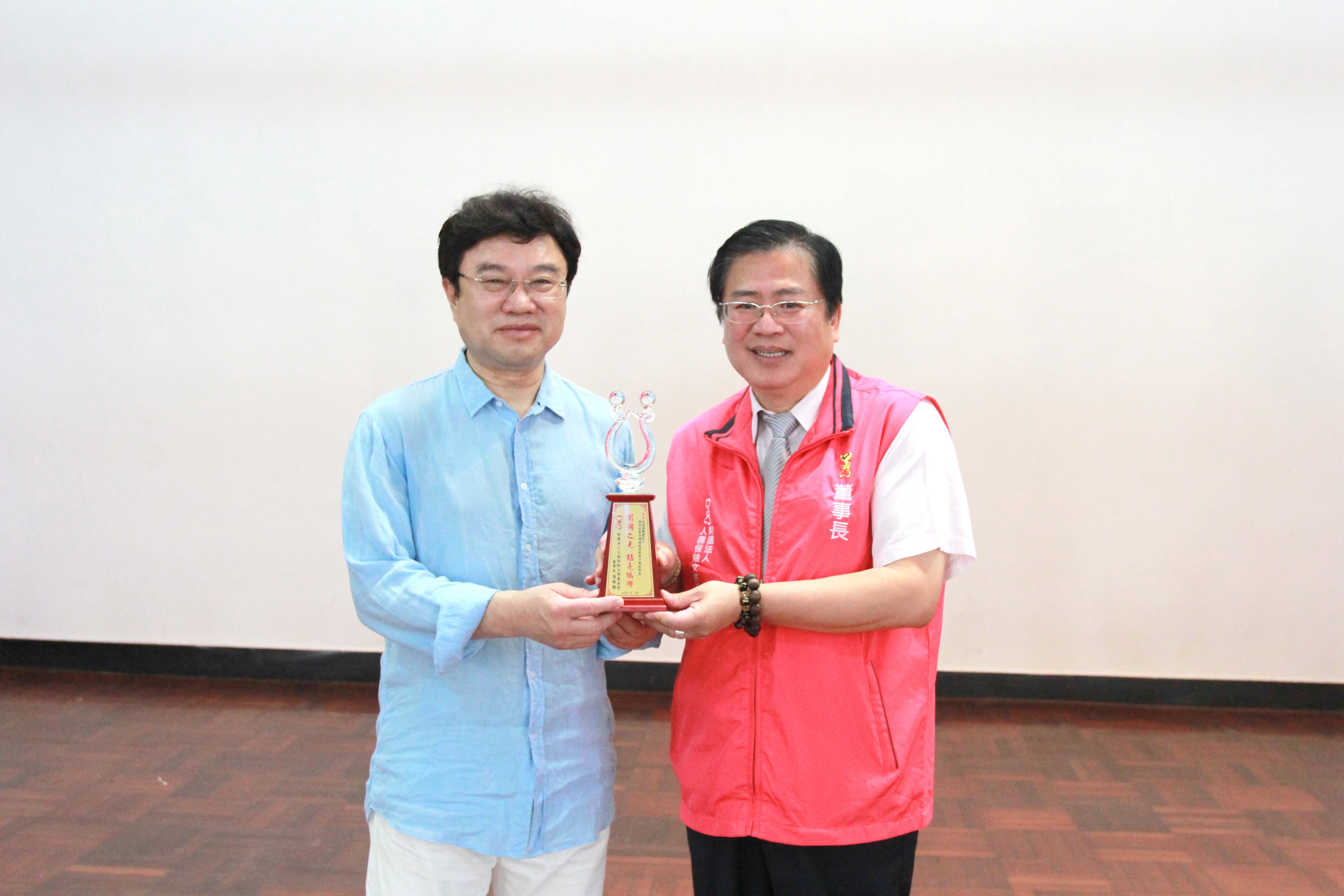 人壽保險文教基金會許董事長舒博及永達保險經紀人吳董事長文永合影。