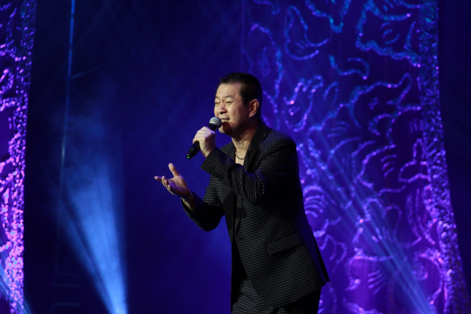 豬肉王子-蔡小虎深情演唱「春夏秋冬」。