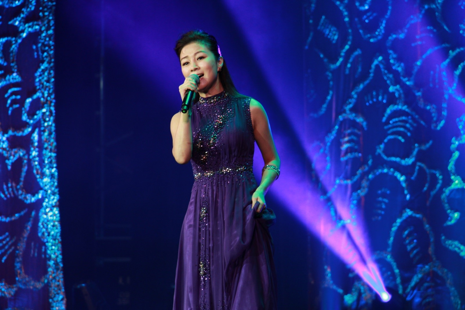方文琳以一襲紫色紗質洋裝，氣質演唱懷舊經典歌曲「轉來我身邊」、「藝界人生」、「酒後心聲」。
