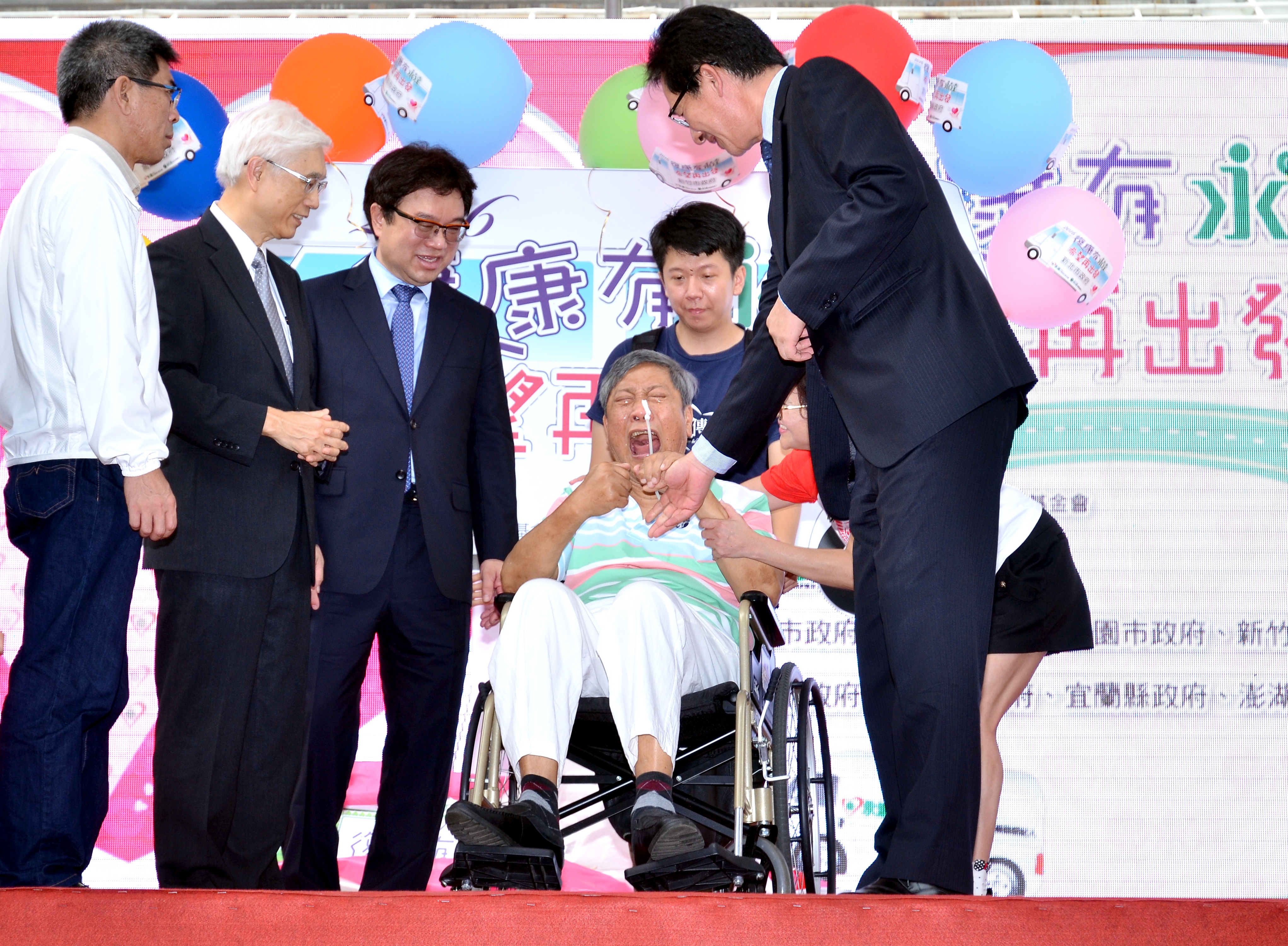 (左二起)衛福部部長林奏延,永達保經吳文永董事長,(右一)陳慶鴻總經理於