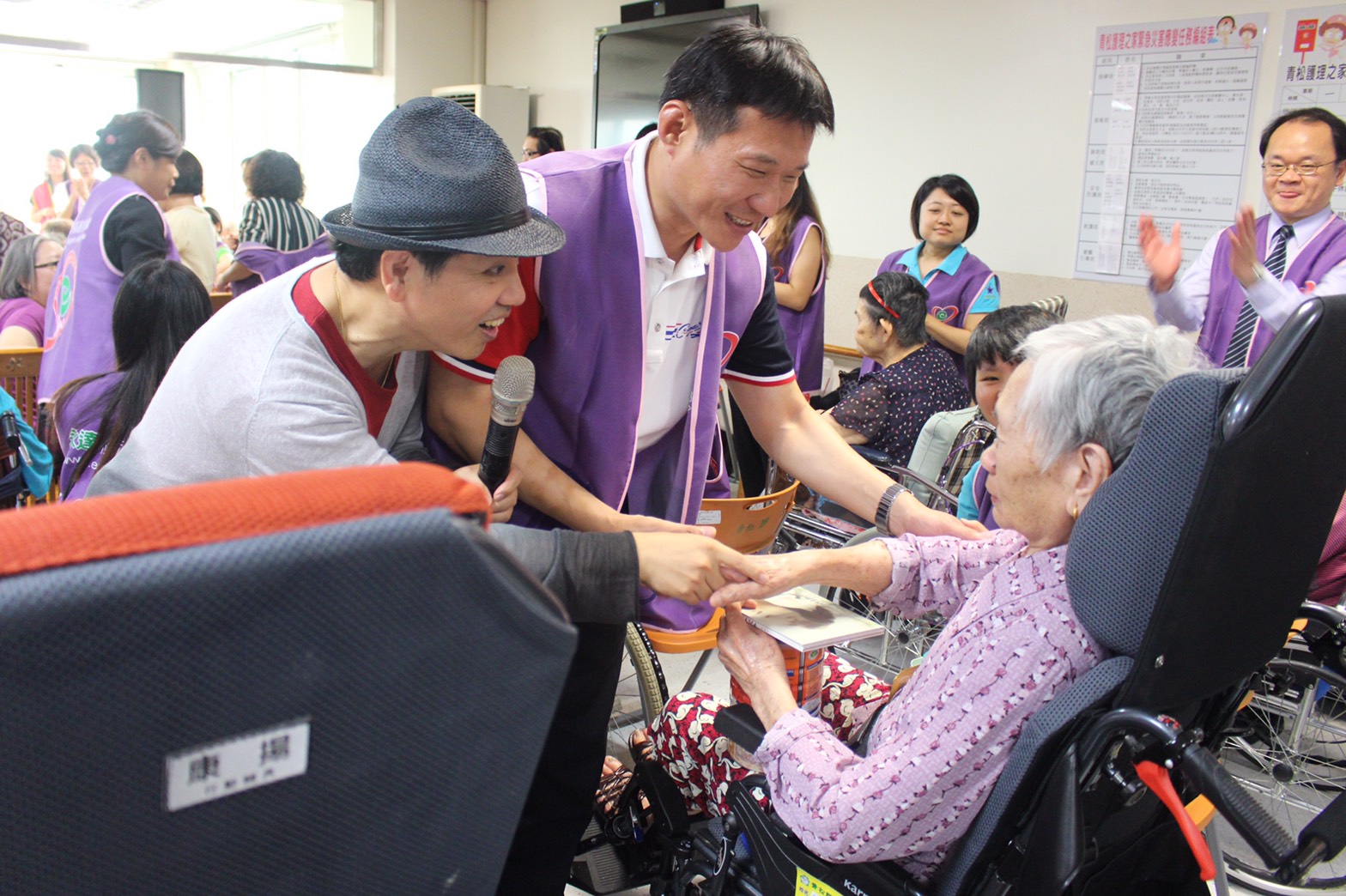 (左二)永達余松坤協理及主持人陳凱倫與機構內的阿嬤互動，場面溫馨。
