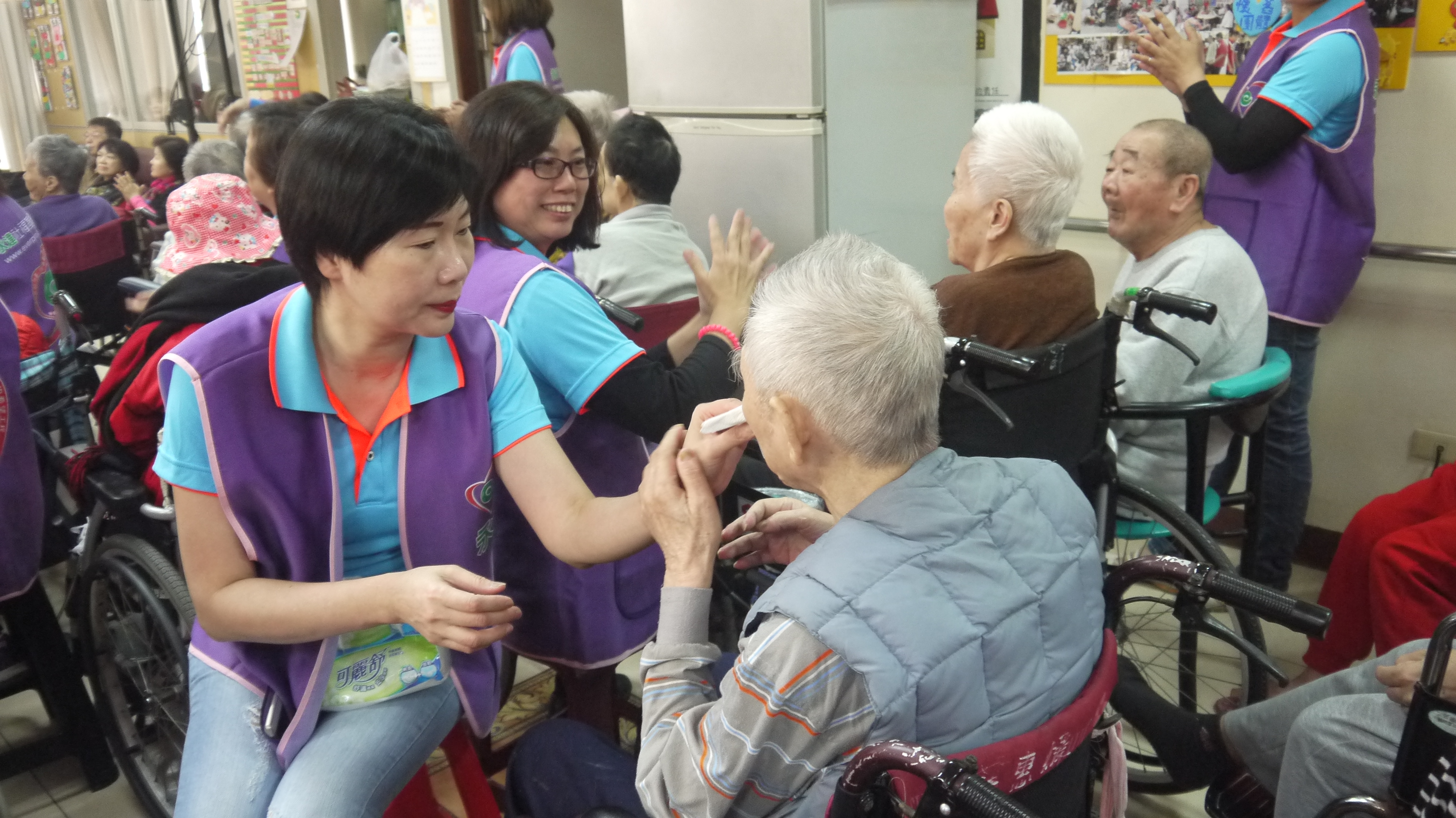 永達志工陪同、細心照顧長輩。