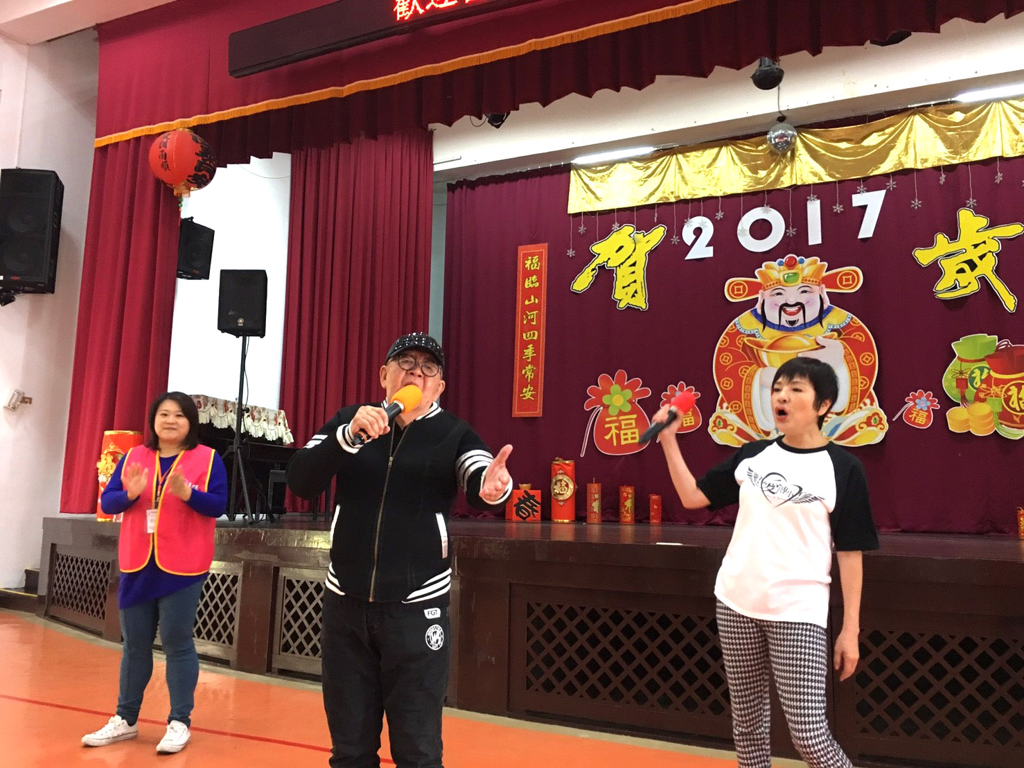 資深藝人林松義,熱情演唱。