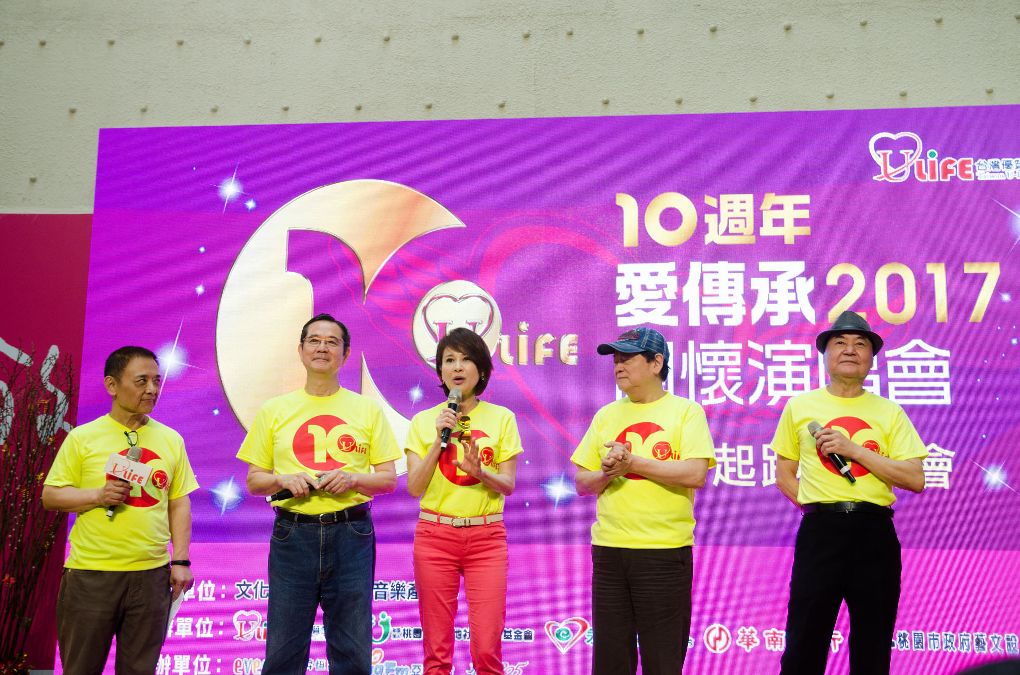 左起小亮哥、巴戈、向娃、劉福助、方駿…藝人出席記者會,呼籲民眾參與愛傳承演唱會。