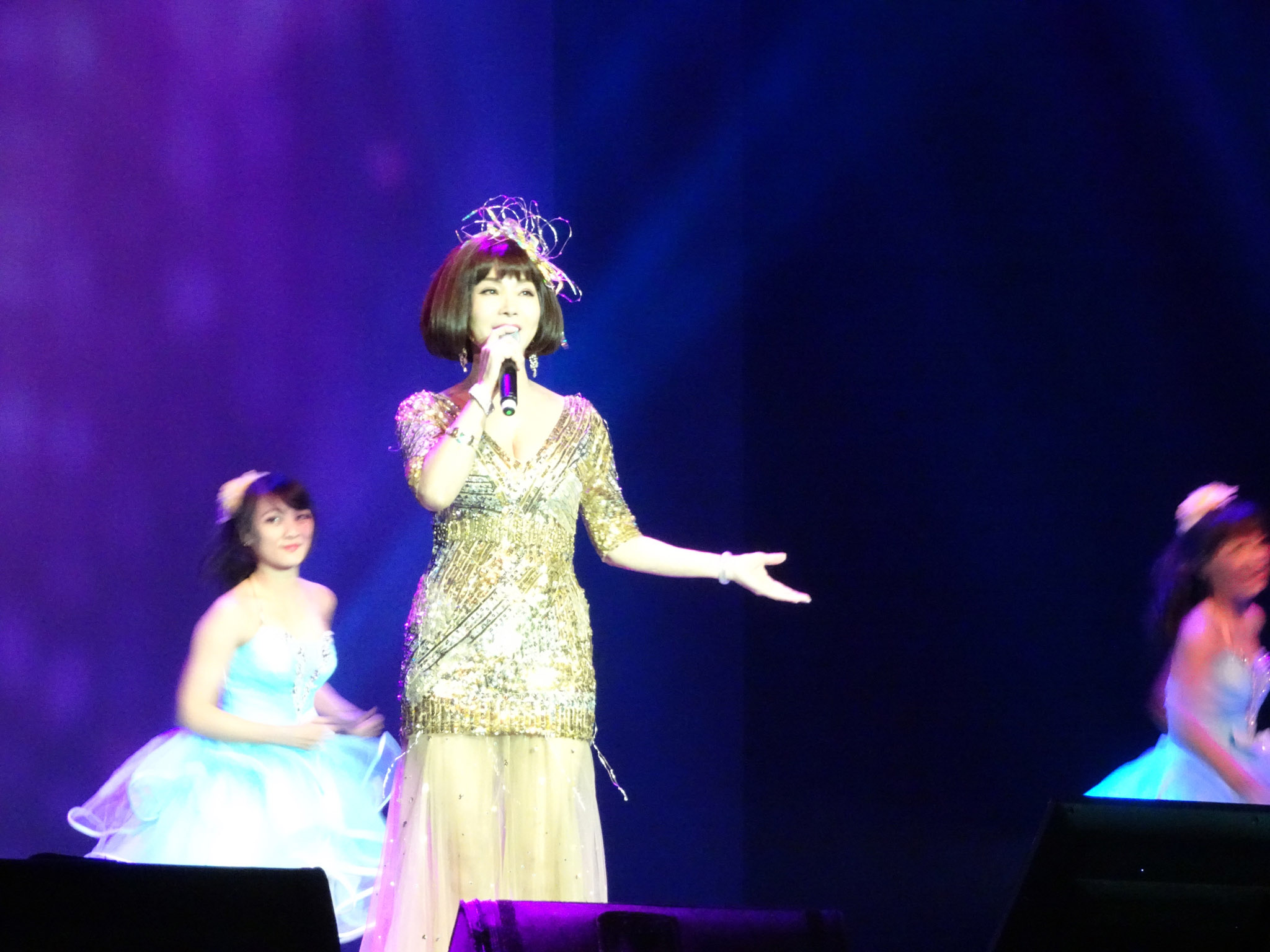 美魔女陳美鳳,壓軸登場。