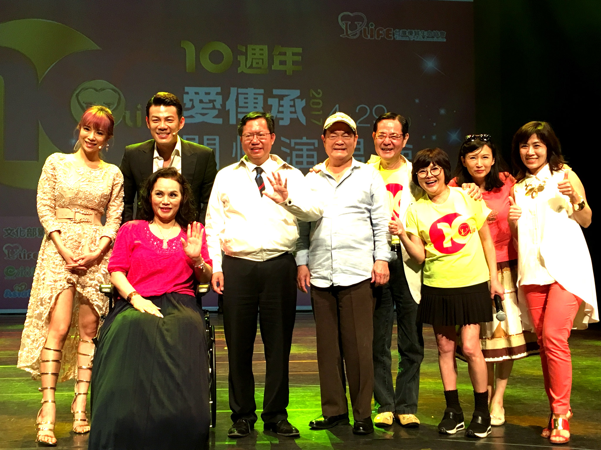 桃園市長鄭文燦(圖右六)與藝人合影。