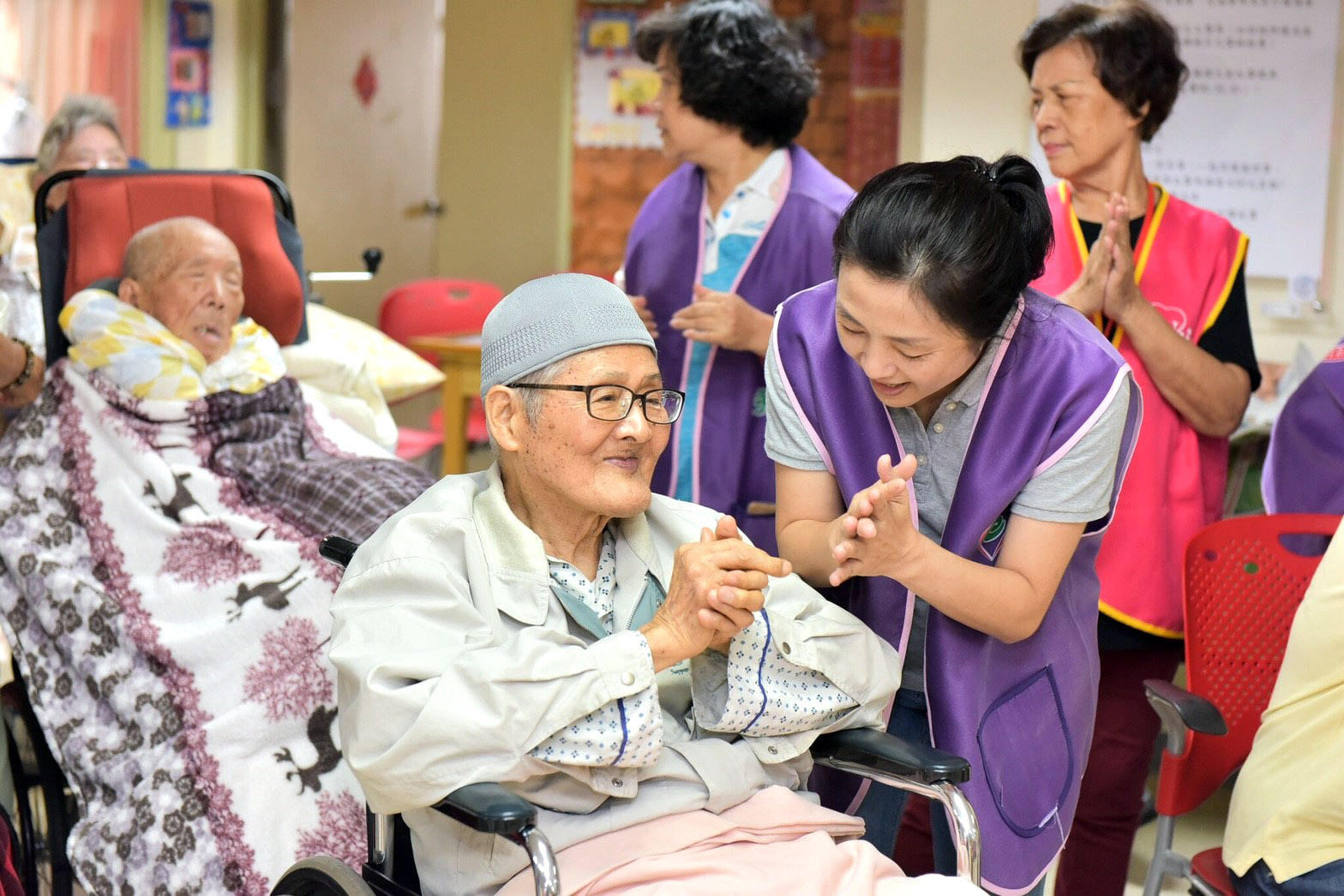 志工陪伴長輩觀賞精彩表演。