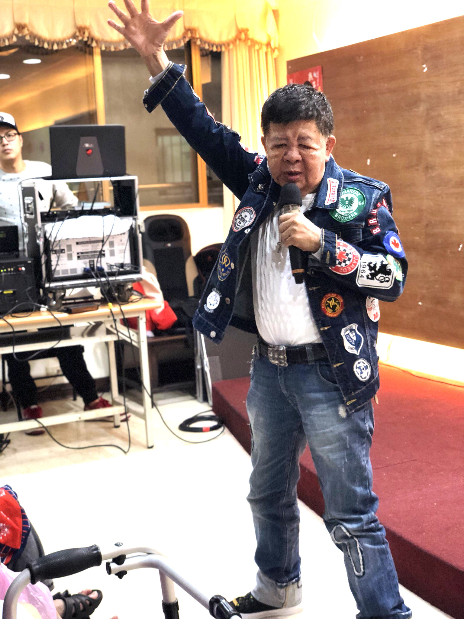 藝人林松義帶來勁歌熱舞。