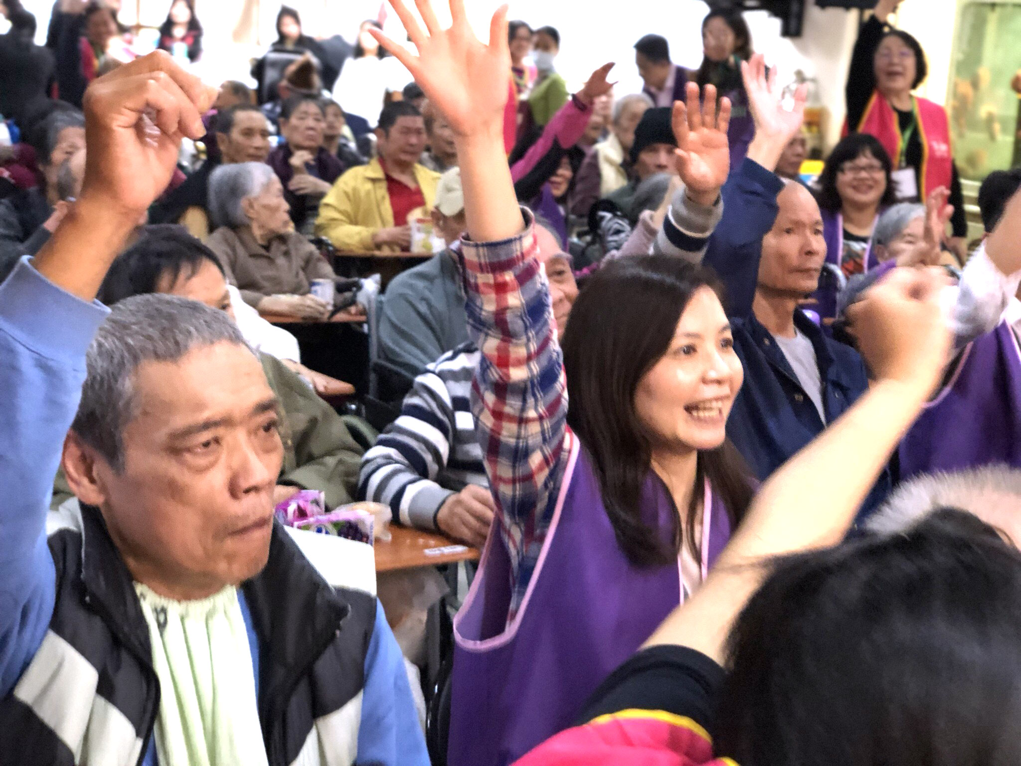 永達志工和長輩一起參加有獎徵答互動遊戲。