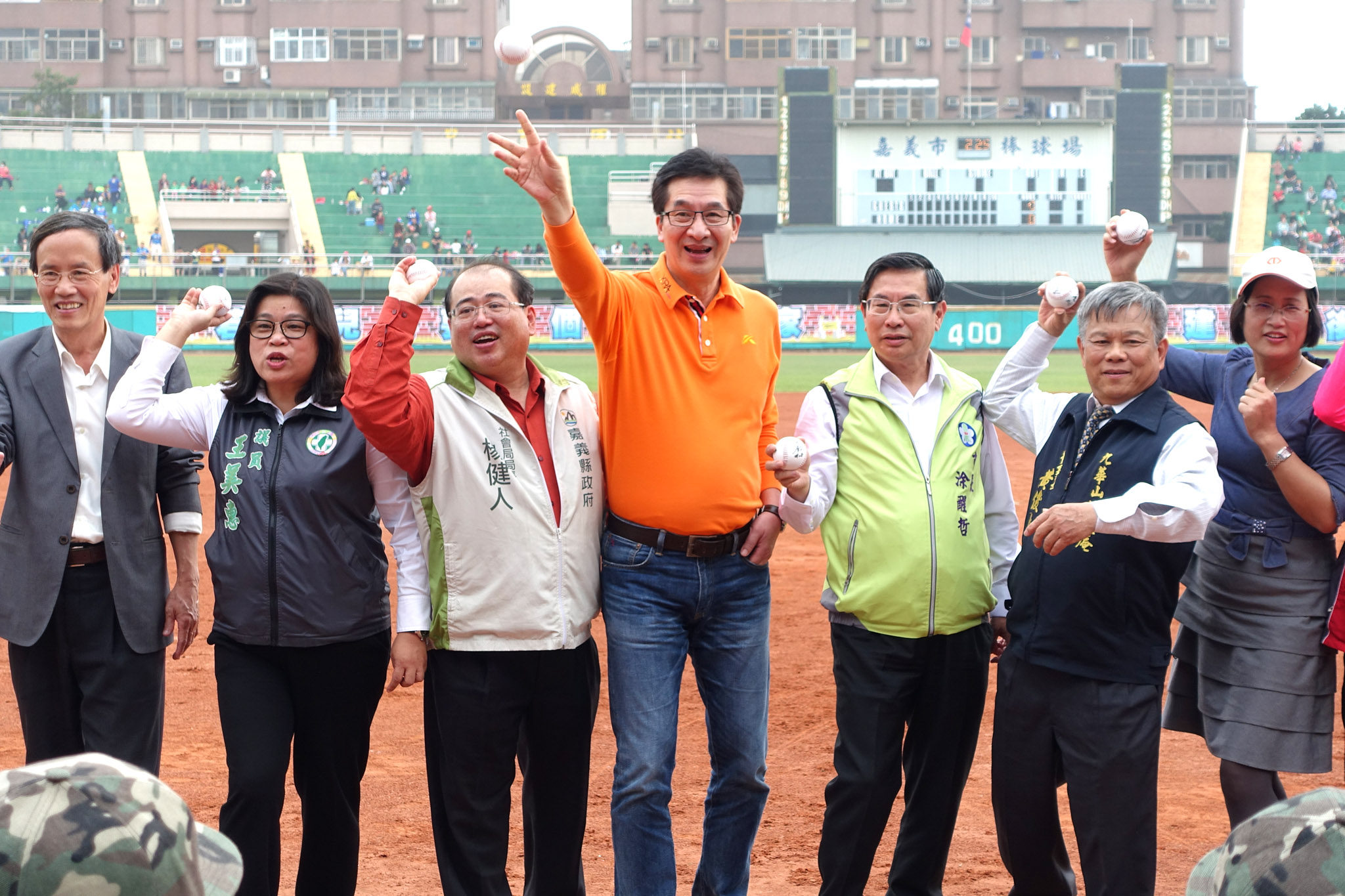 嘉義市長涂醒哲(右3)和永達保經總經理陳慶鴻(右4)一同出席明星公益棒球賽。