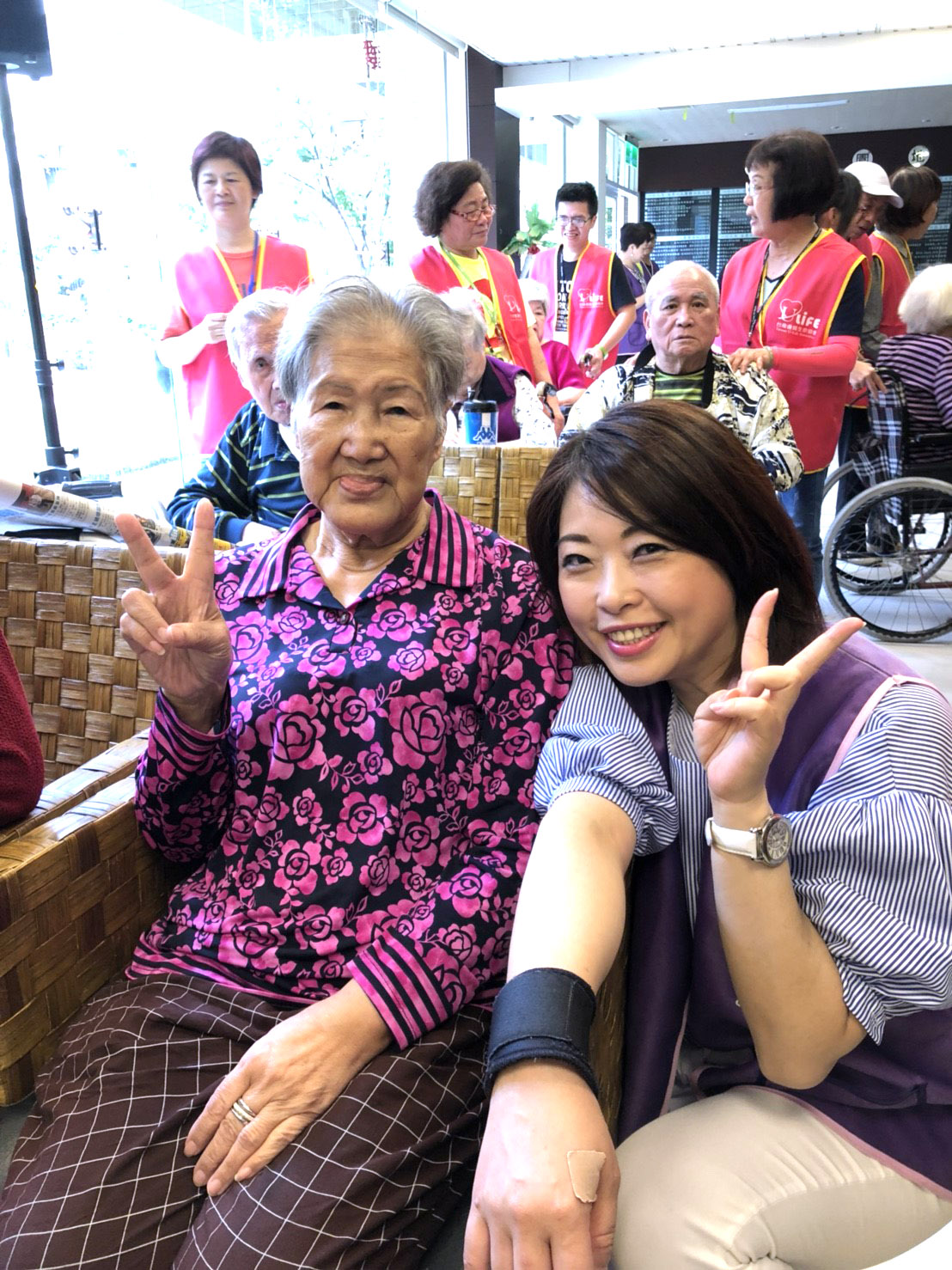 永達志工和陪伴的長輩合影。