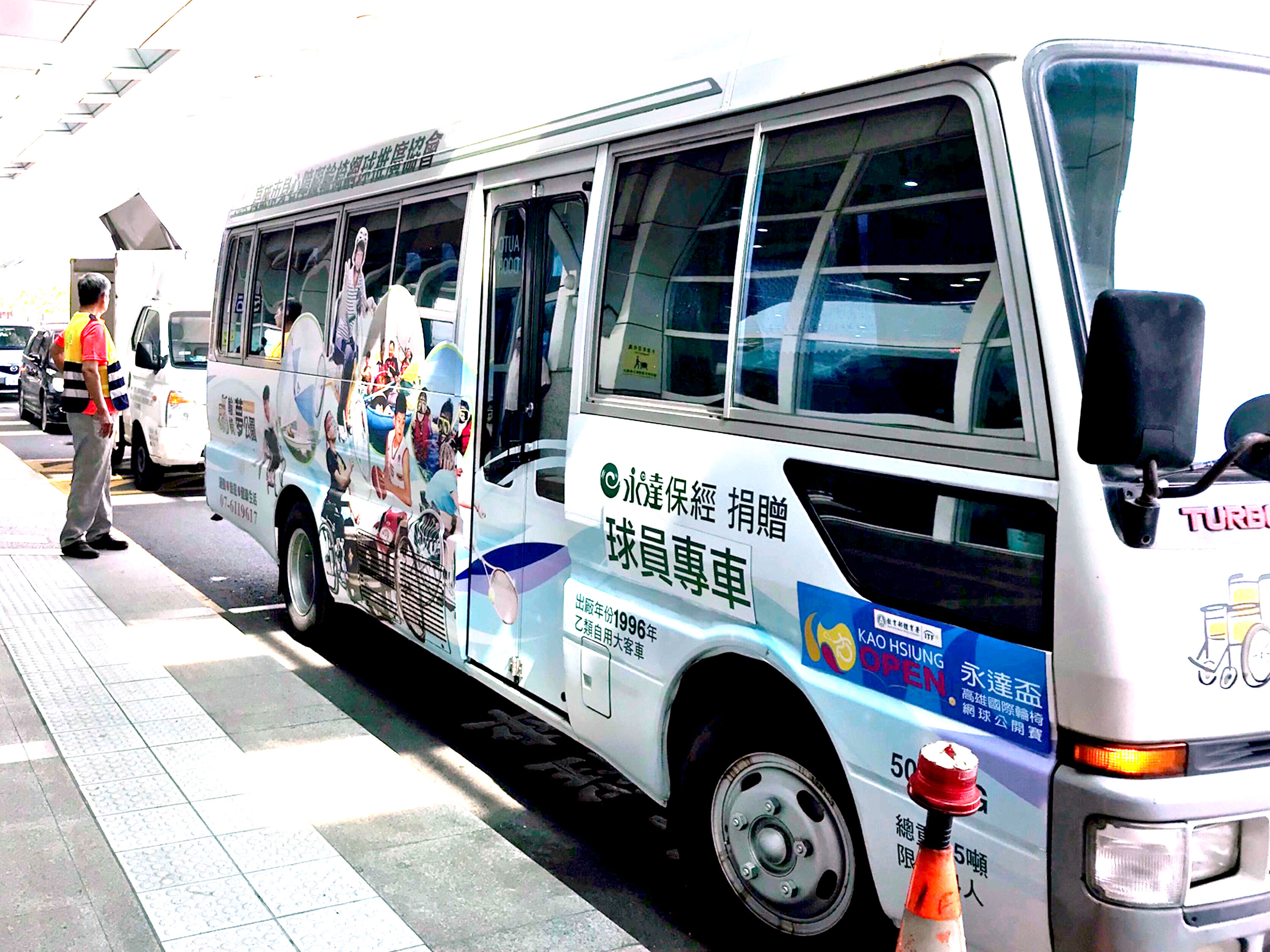 大會球員專車，中型復康巴士一部，小型復康巴士二部，均為永達保經捐贈。