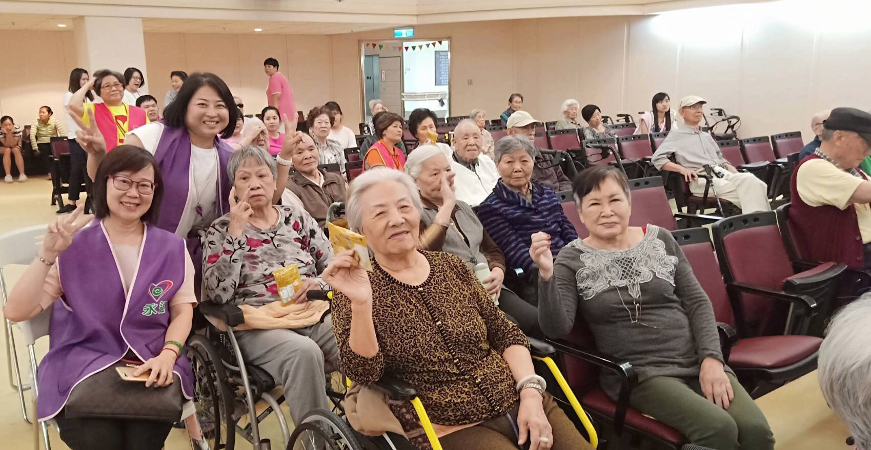 在志工陪伴下長輩露出笑容。