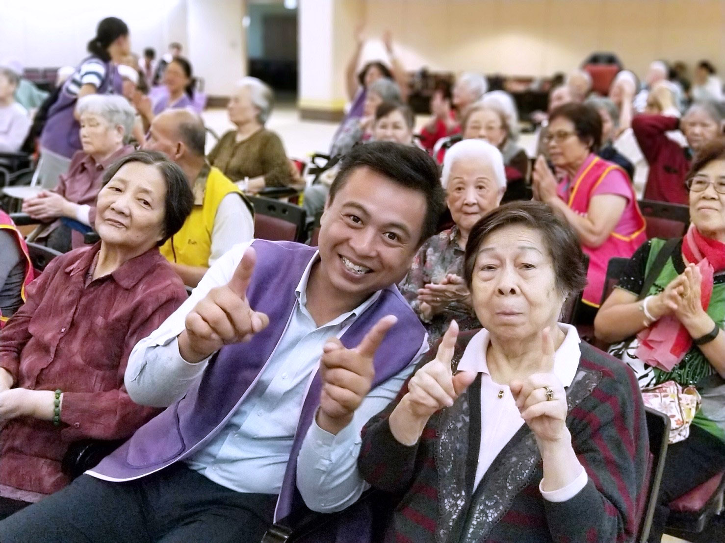 志工和長輩開心合影。