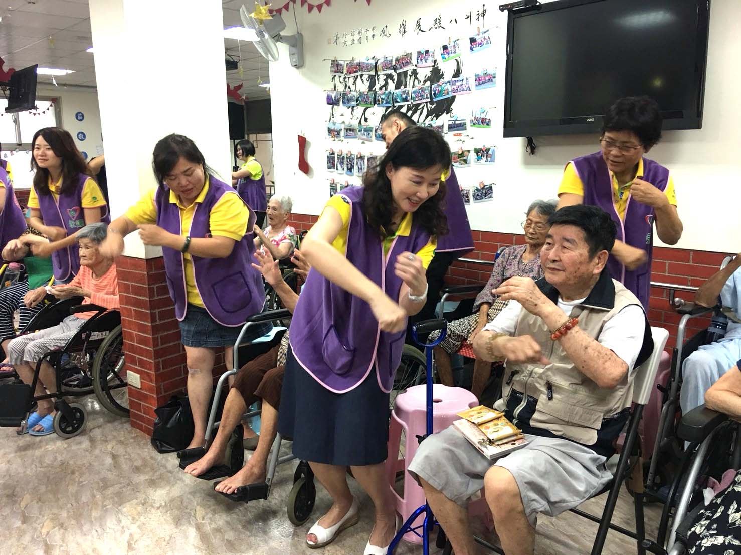永達志工陪伴長輩做運動。