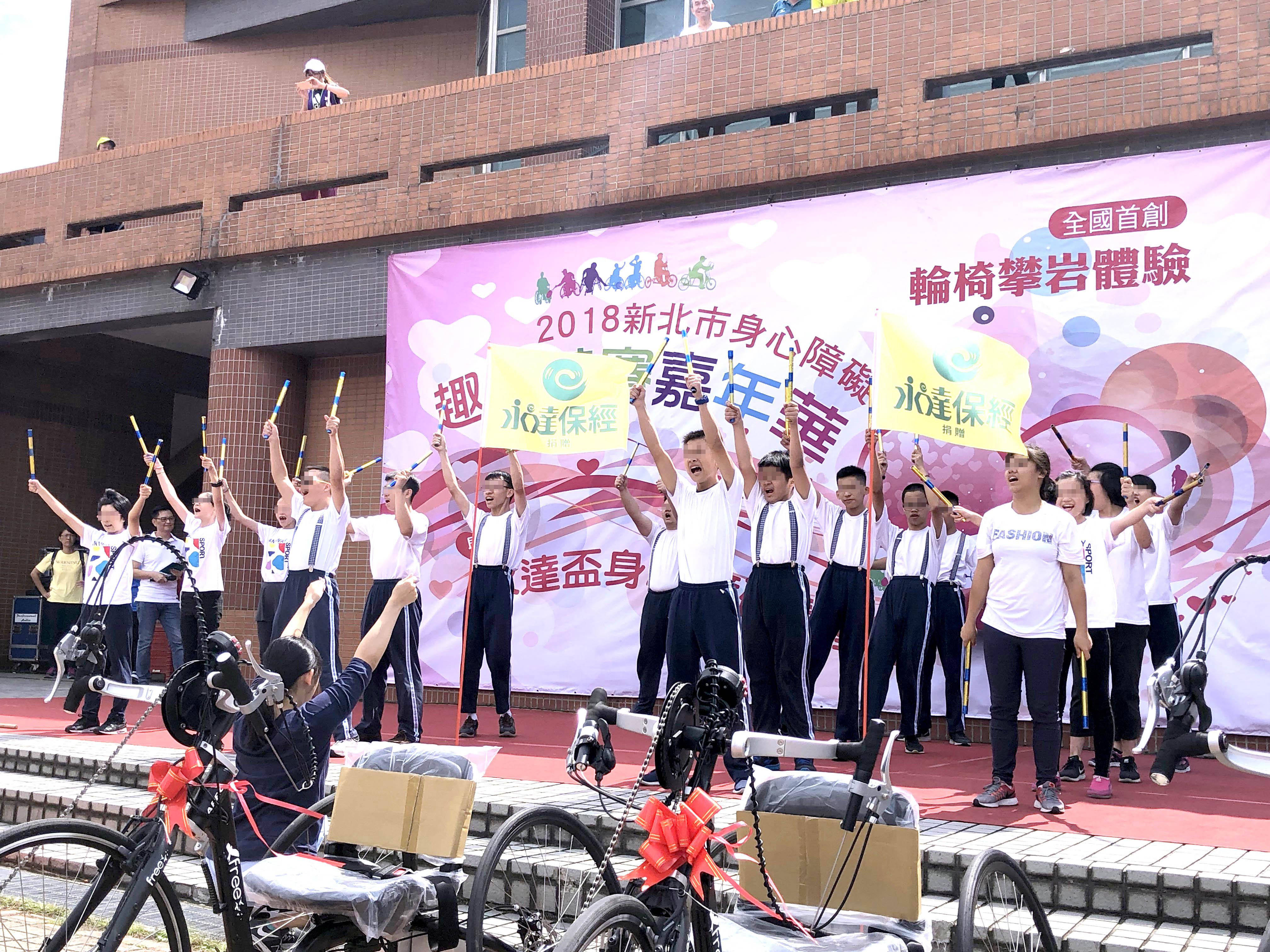 新北市特教班孩子們,認真的跟著前家老師教導,投入啦啦隊表演。