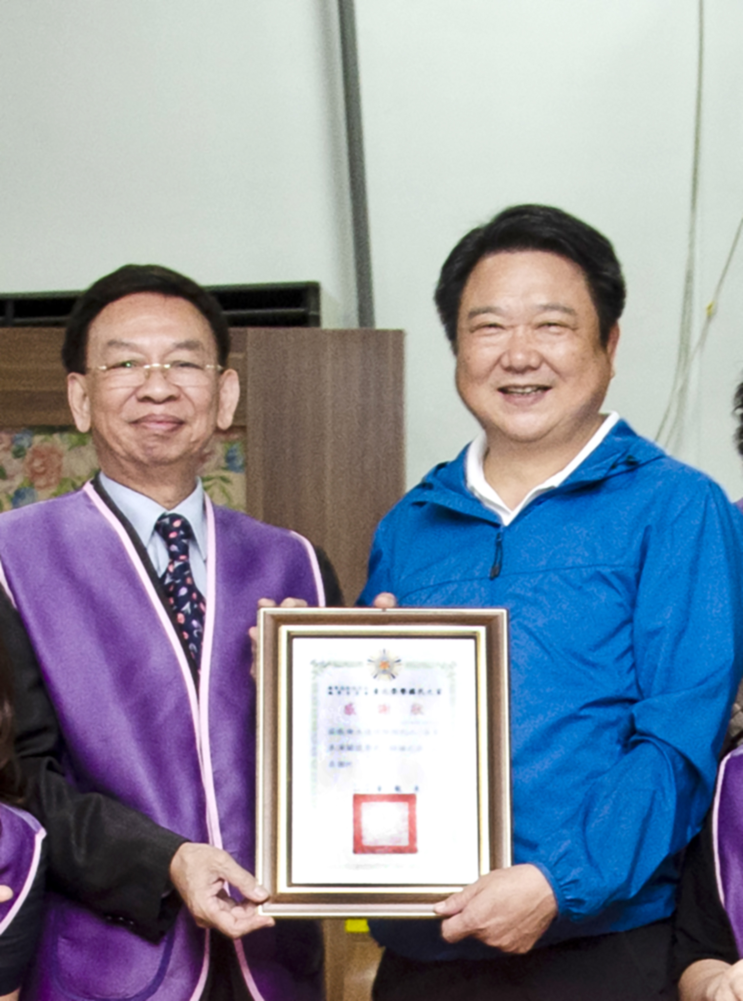 台北榮民之家董龍泉主任頒發感謝狀給葉明全業務副總。