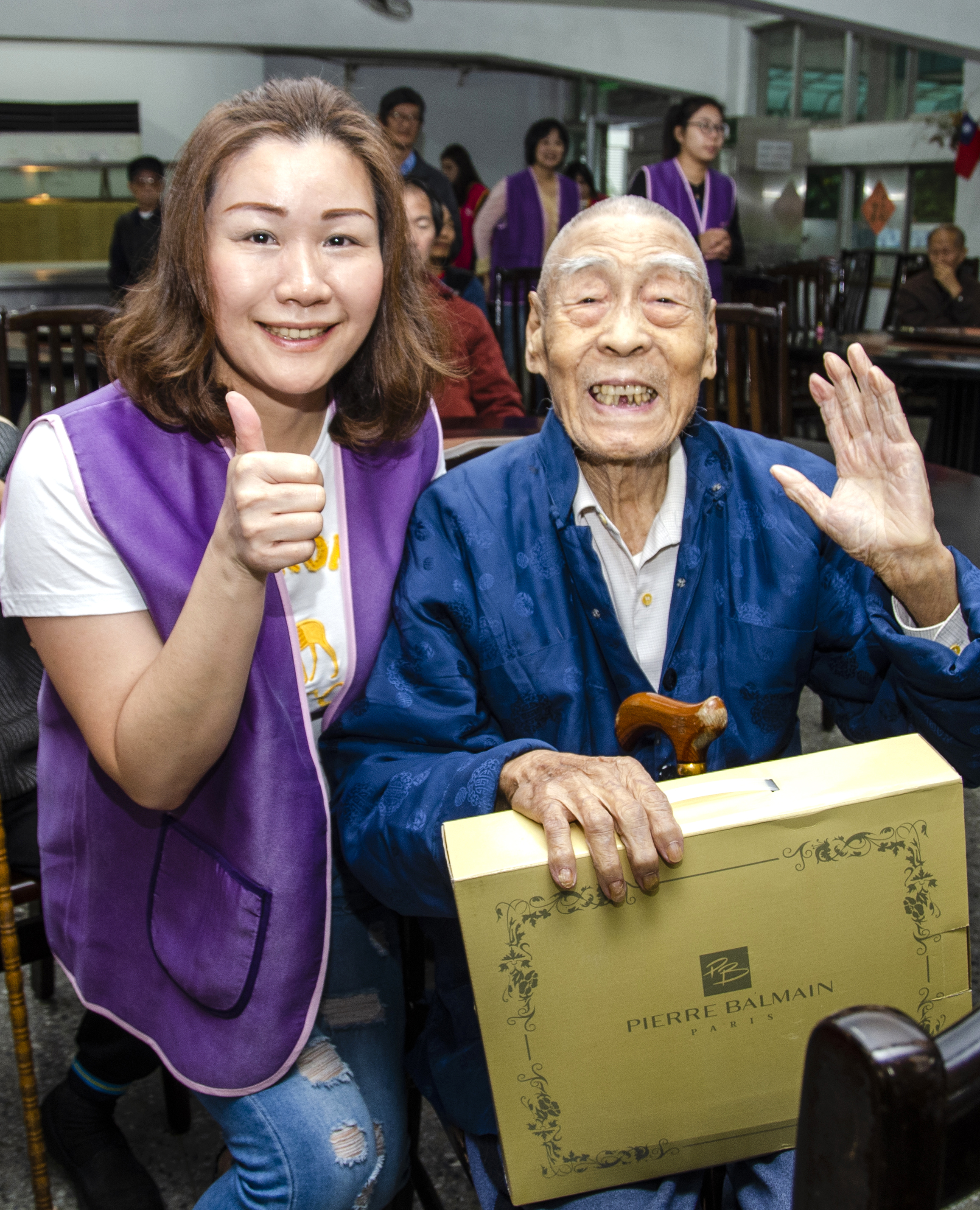 許心箖業務區經理幫榮民伯伯贏得獎品開心合影。