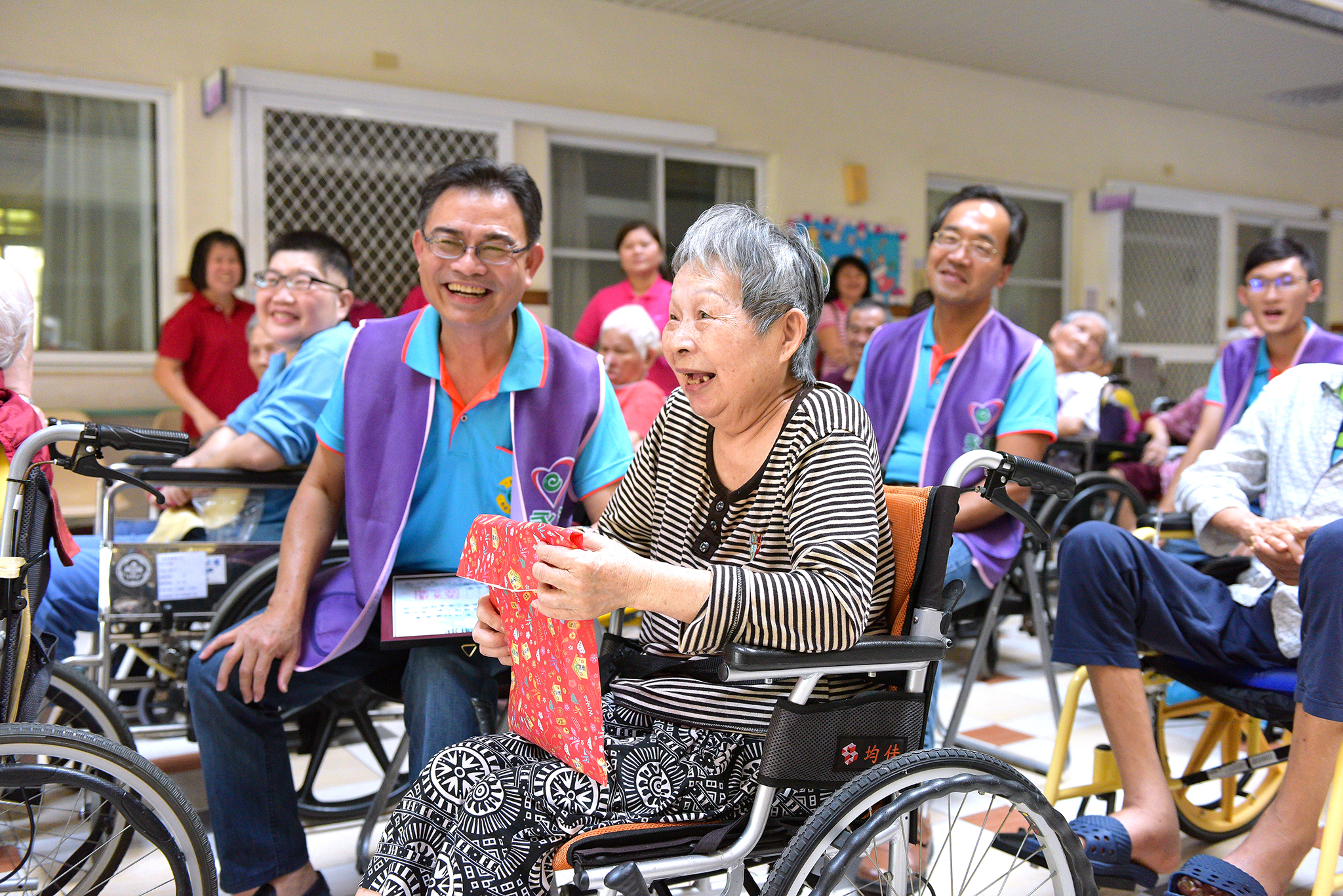 李世傑副總和長輩開心的互動。