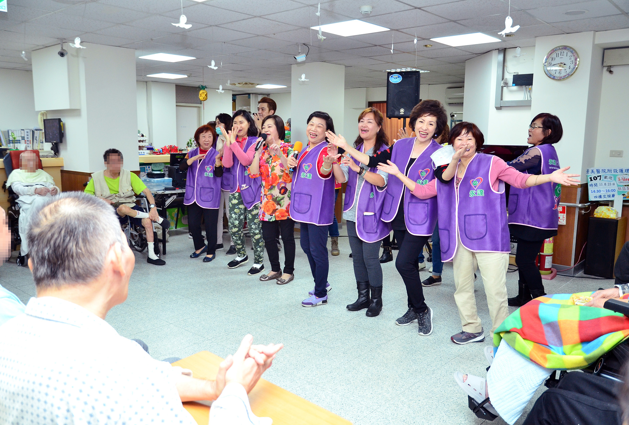 志工與藝人文香一同演唱「十八姑娘一朵花」,載歌載舞與長者同歡。