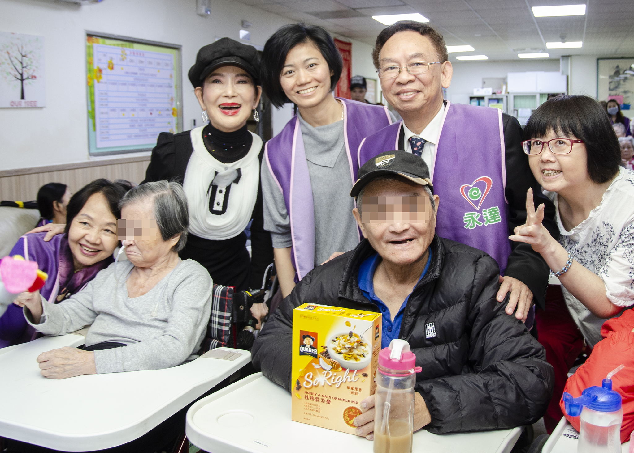 葉明全業務副總(後排右二)、梁婉菁籌備處經理(後排左二)及藝人司馬玉嬌與長輩開心合影。