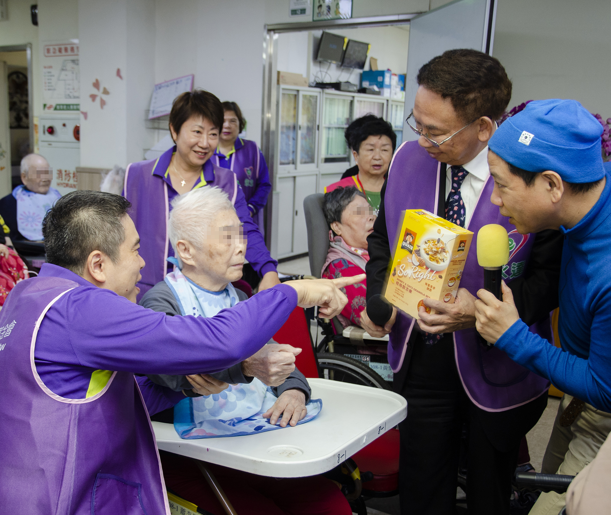 永達志工與主持人陳凱倫幫助長輩回答正確答案贏得獎品。