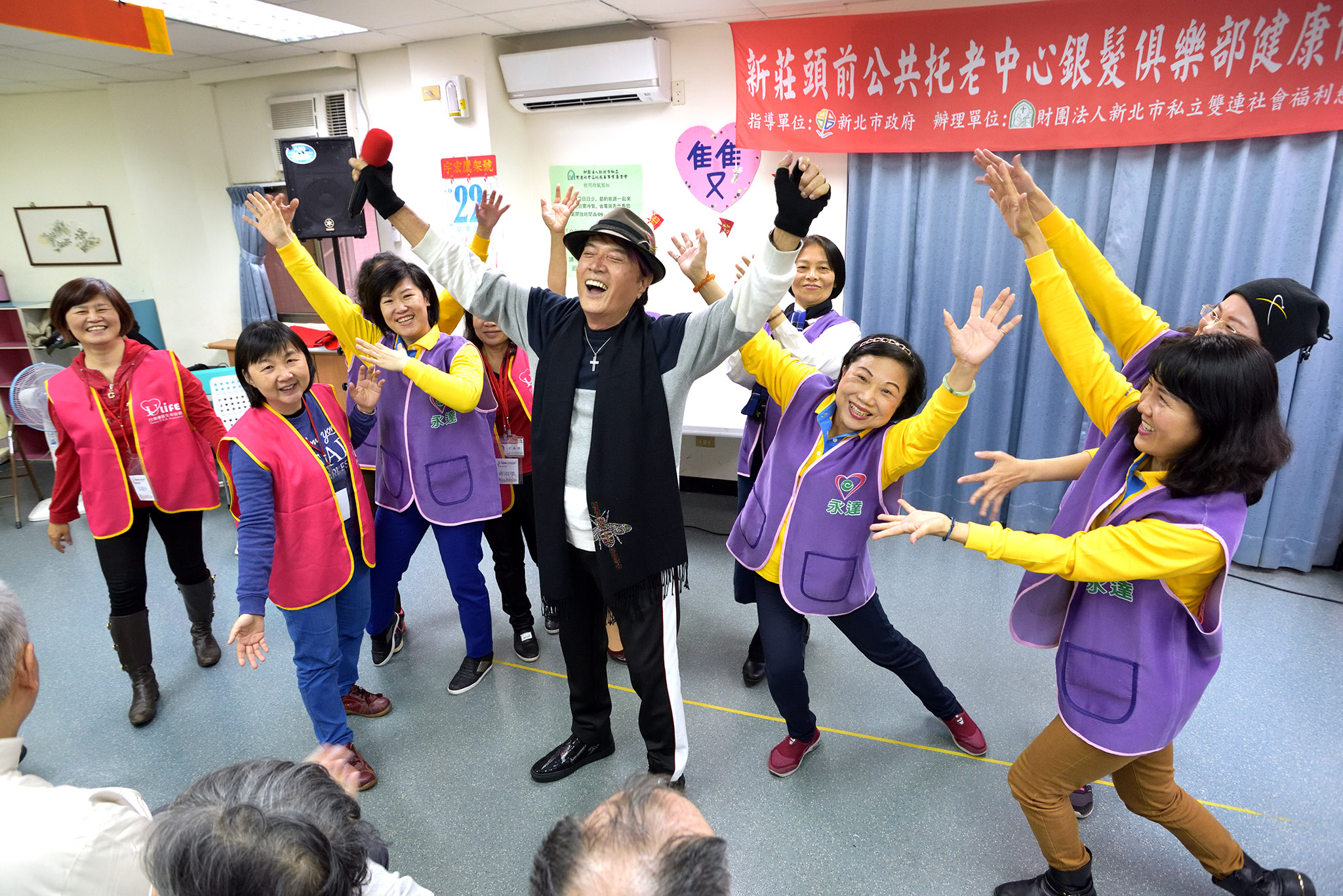 永達志工與資深藝人林沖一同載歌載舞。