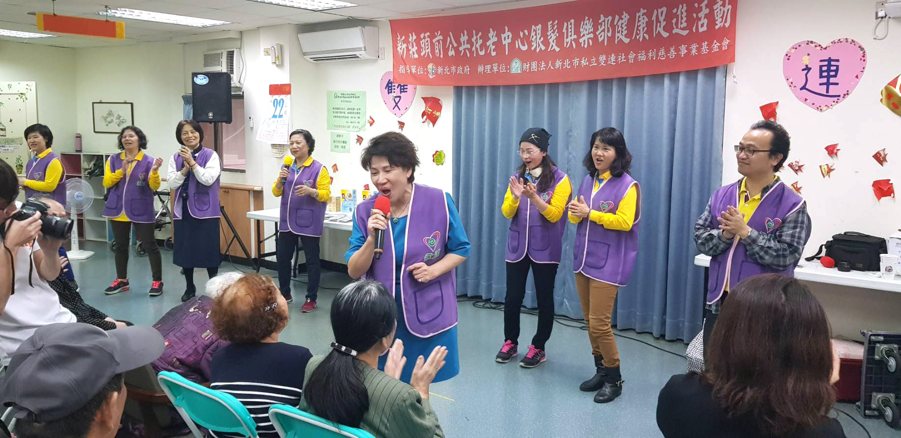 永達志工熱情帶動唱。