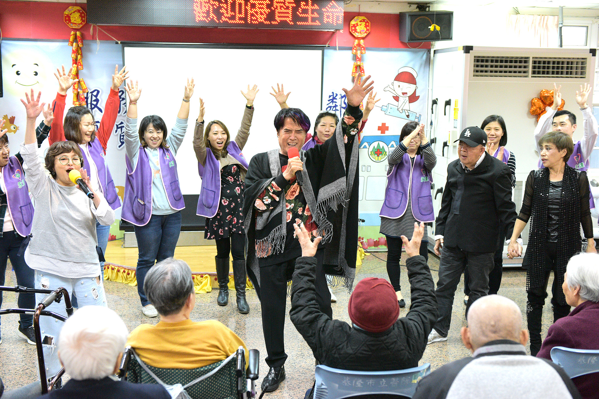 永達志工與資深藝人一起帶動唱。